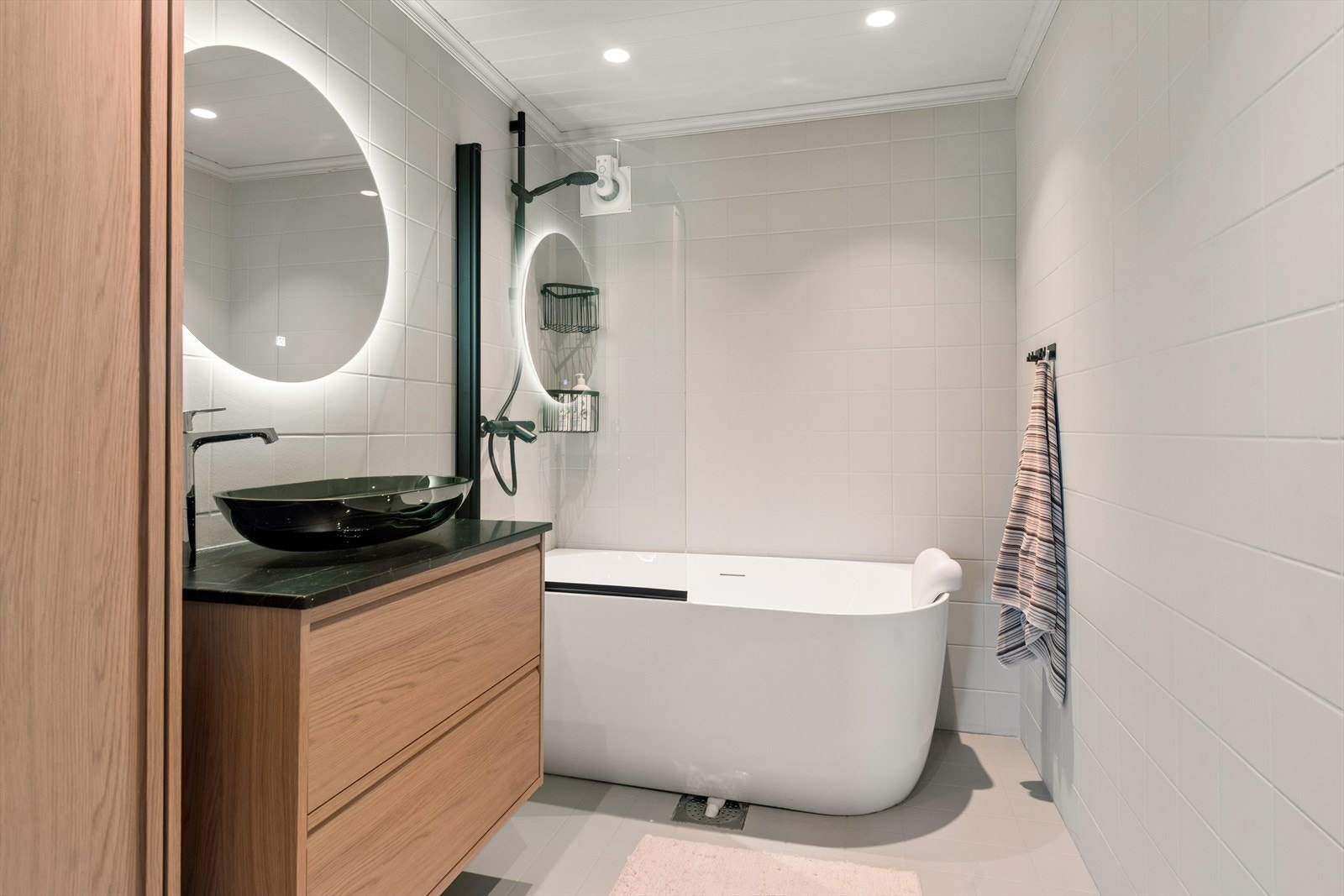 Badet i underetasjen er oppgradert i 2025 med nytt badekar og baderomsinnredning. Galleribilde