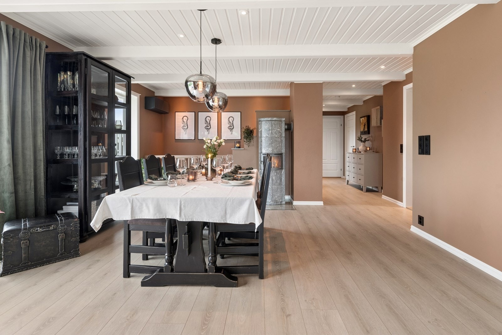 Spisestuen har god plass til langbord for sosiale sammenkomster. Galleribilde