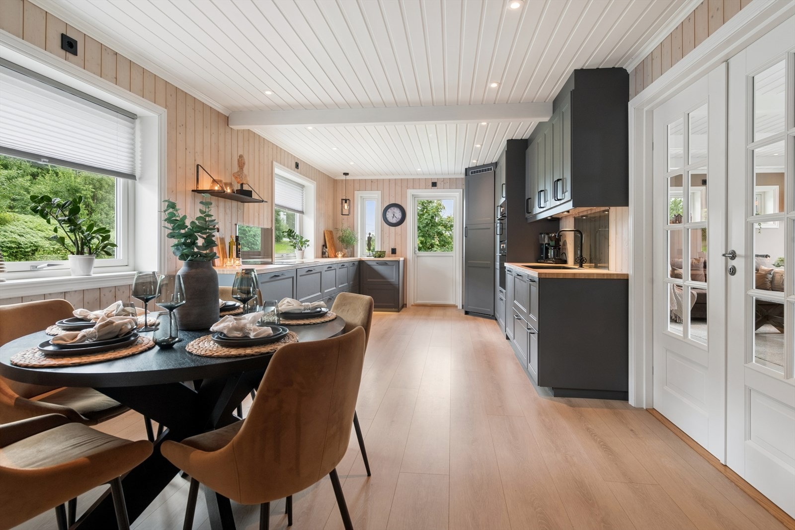 Kjøkkenet fra 2021 har plass til spisebord og er adskilt fra stuen med en dobbel glassdør. Galleribilde