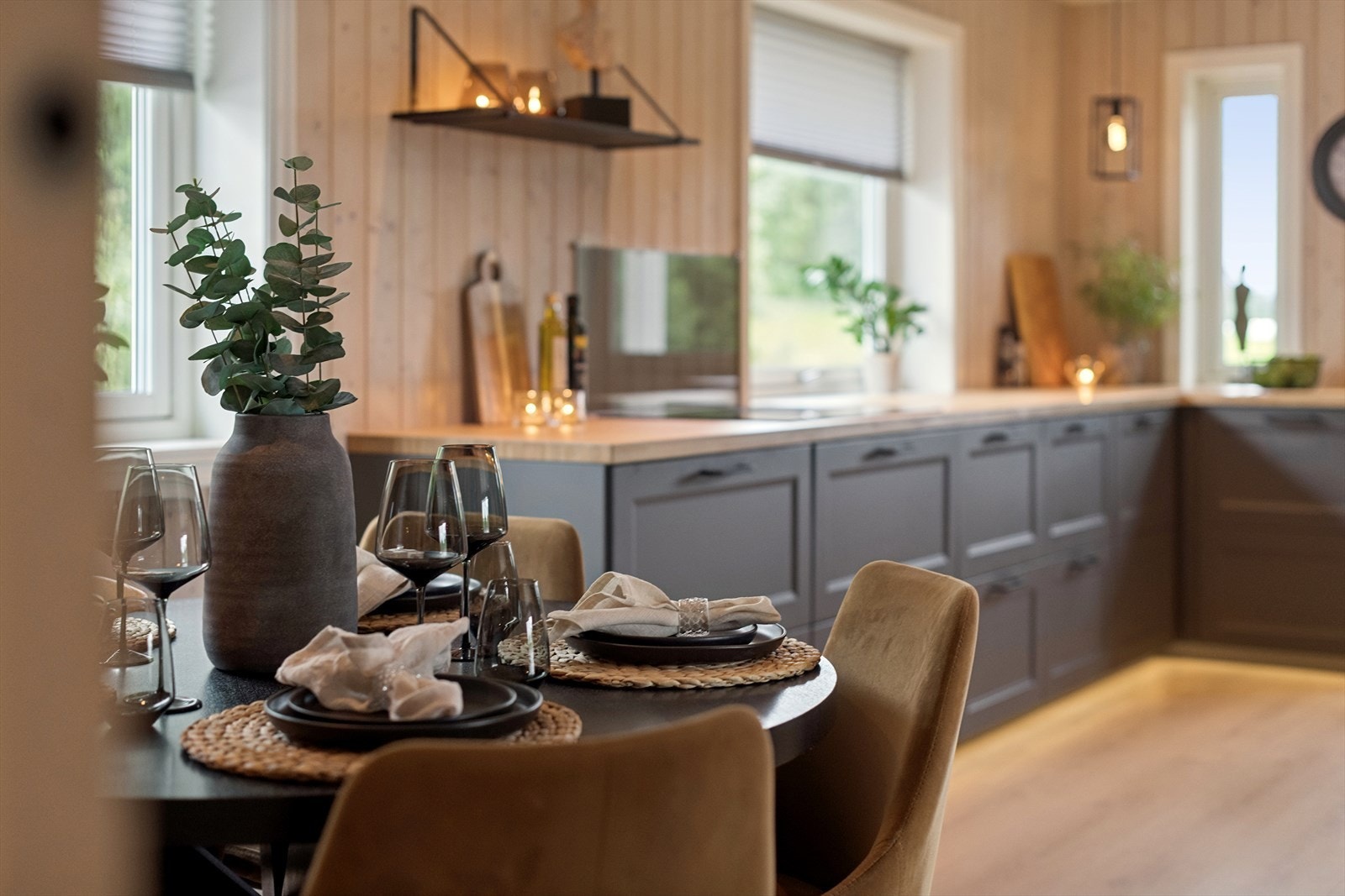 Lutete panelvegger og laminatgulv fra 2021 gir en lun ramme rundt spiseplassen. Galleribilde
