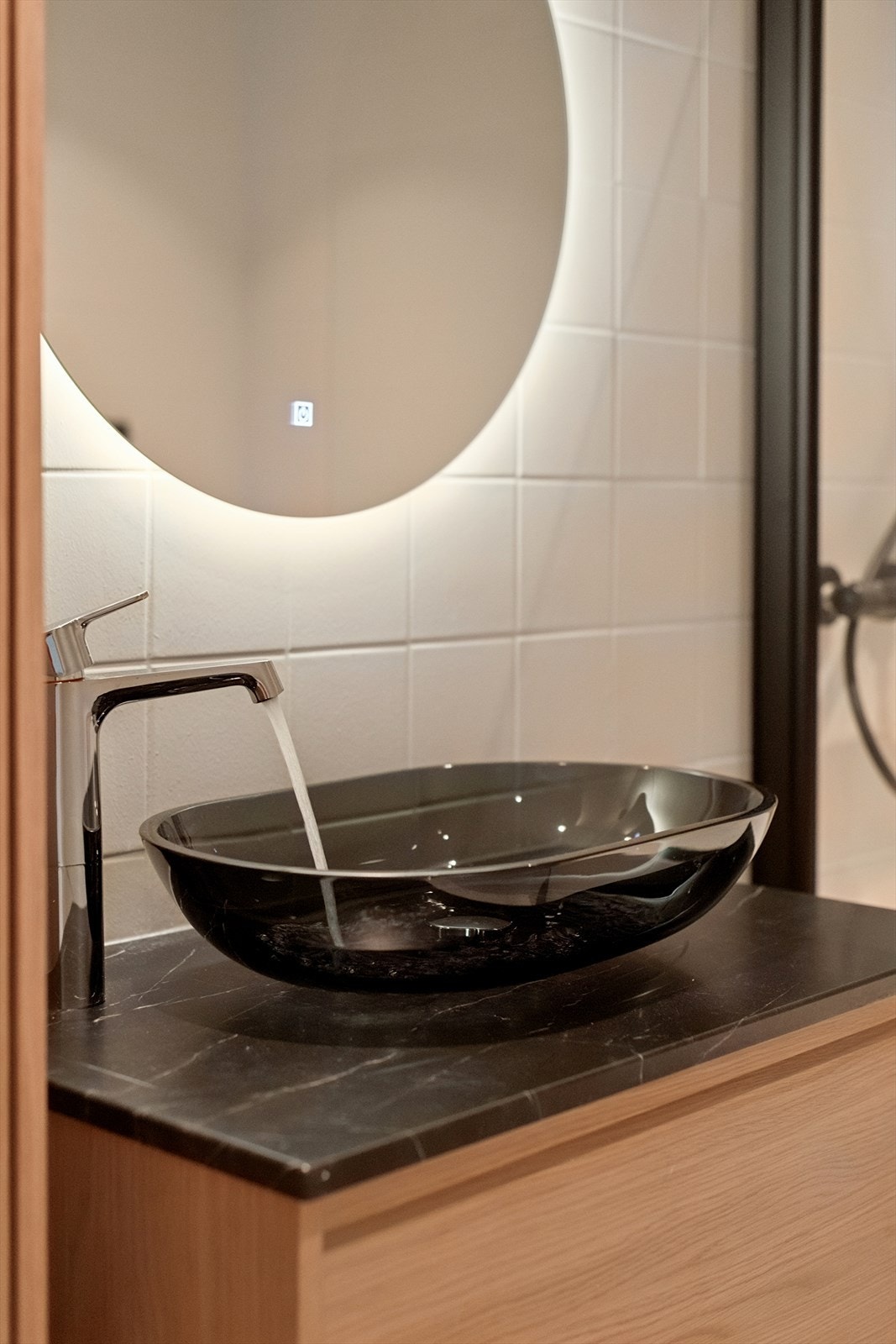 Detalj fra badet med bollevask og speil med varme og baklys. Galleribilde