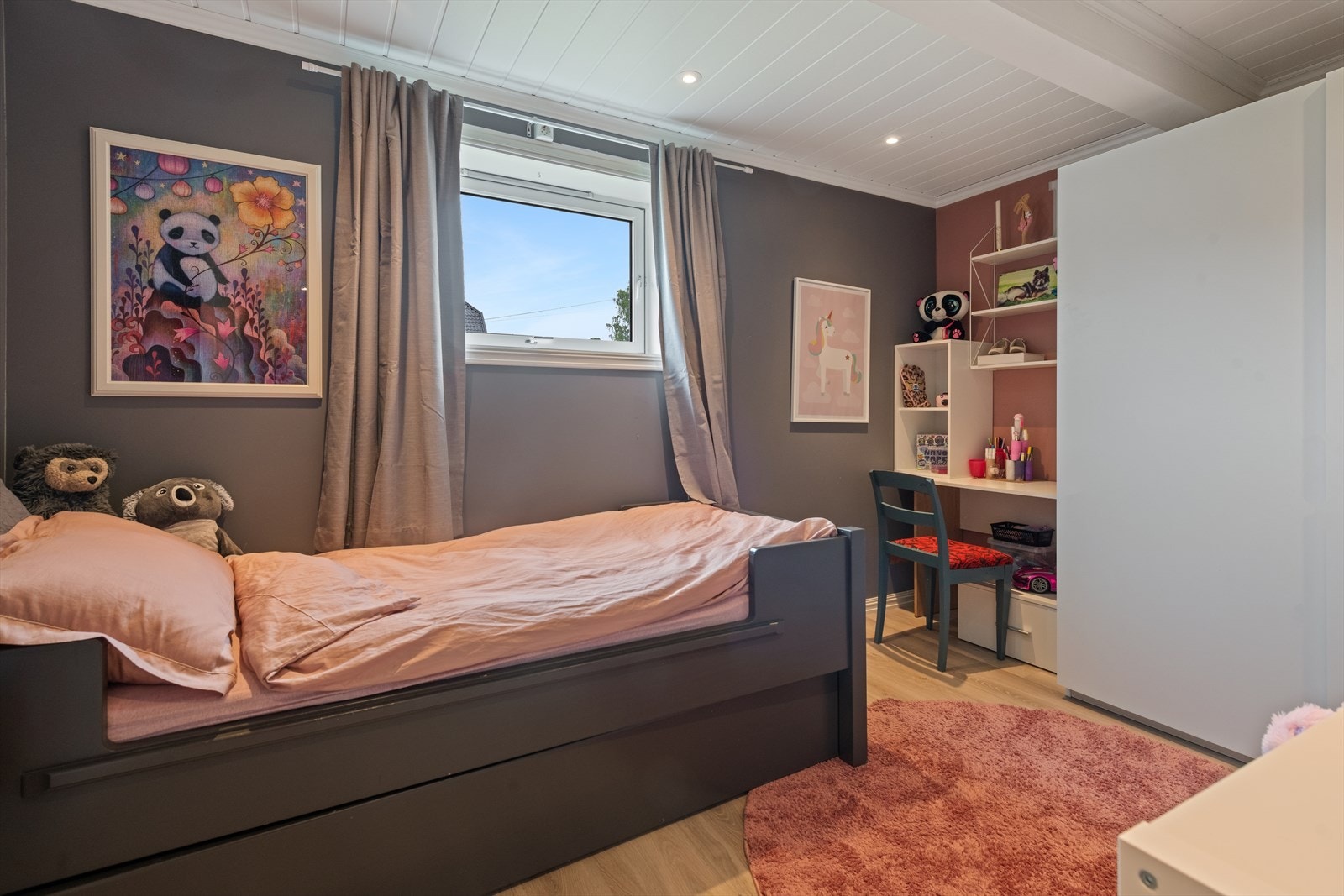 Ett av boligens soverom, med malt panel i taket og downlights. Galleribilde