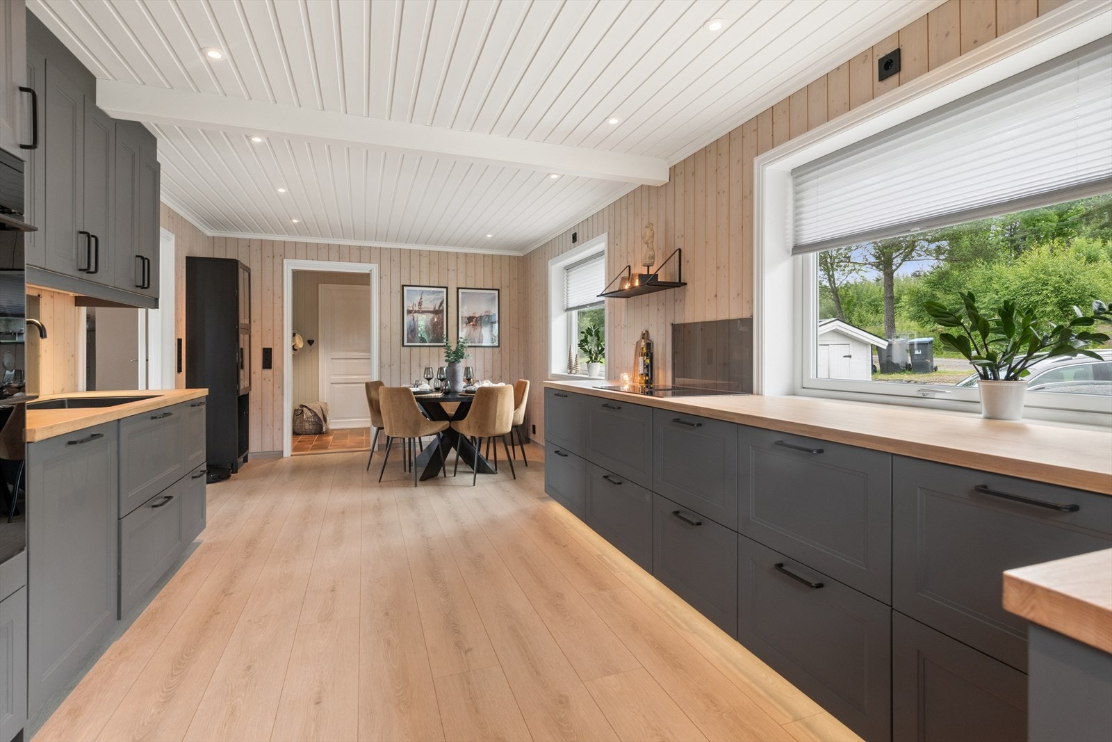 God arbeidsflate på en solid eikebenkeplate. Galleribilde