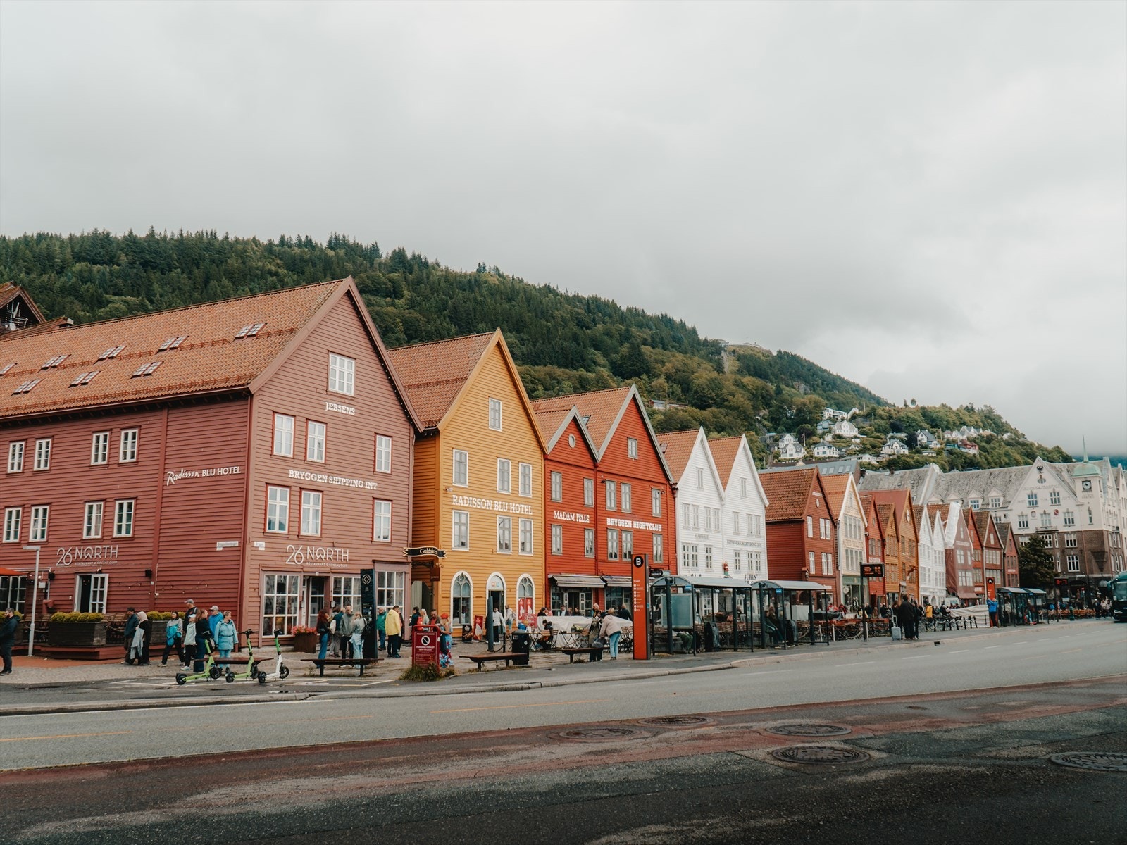 Beveger du deg ca. 200 meter kommer du til Bryggen - Her finner du også nærmeste bussholdeplass. Galleribilde