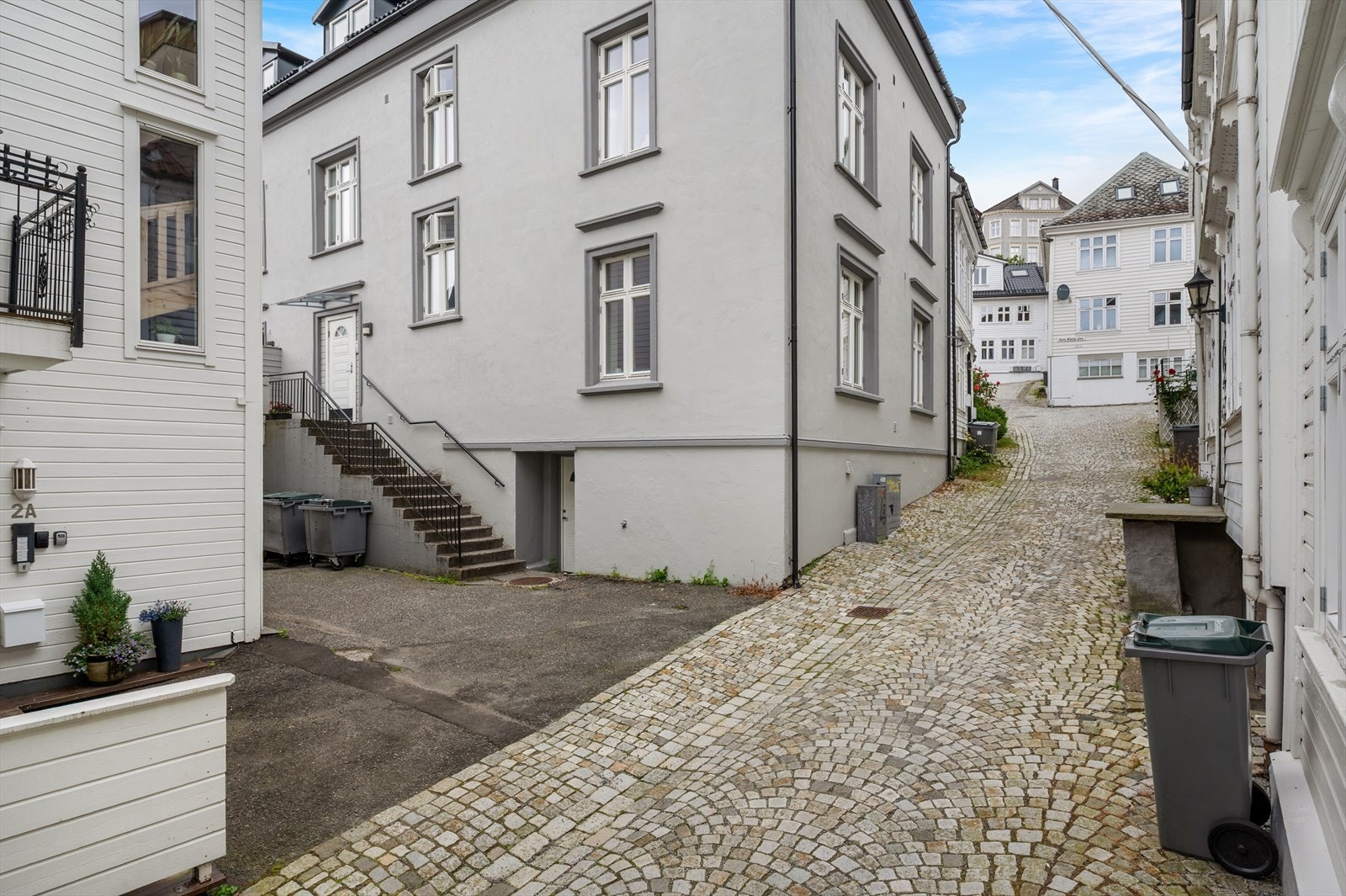 Boligen befinner seg i de koselige smauene like bak bryggen. Galleribilde