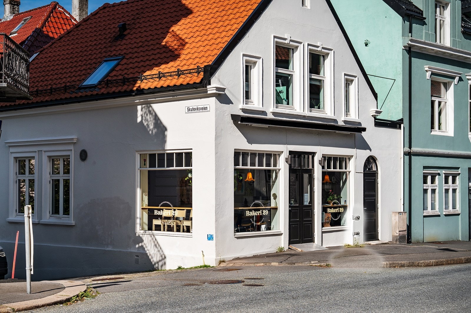 Nærområdet byr ellers på koselige kafèer og andre fasiliteter og severdigheter. Galleribilde