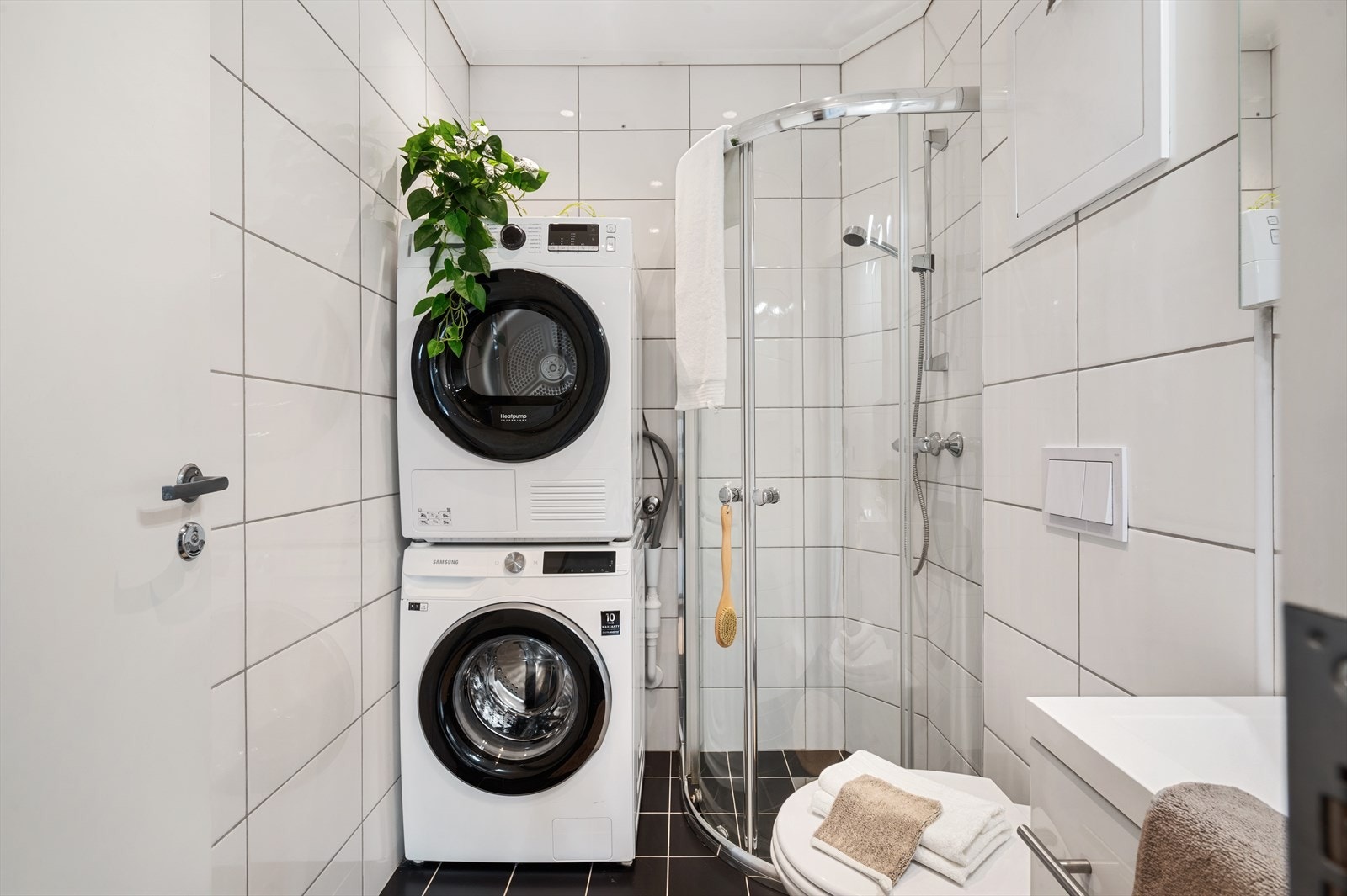 Badet er helfliset i tidløse farger med varmekabler i gulv. Galleribilde