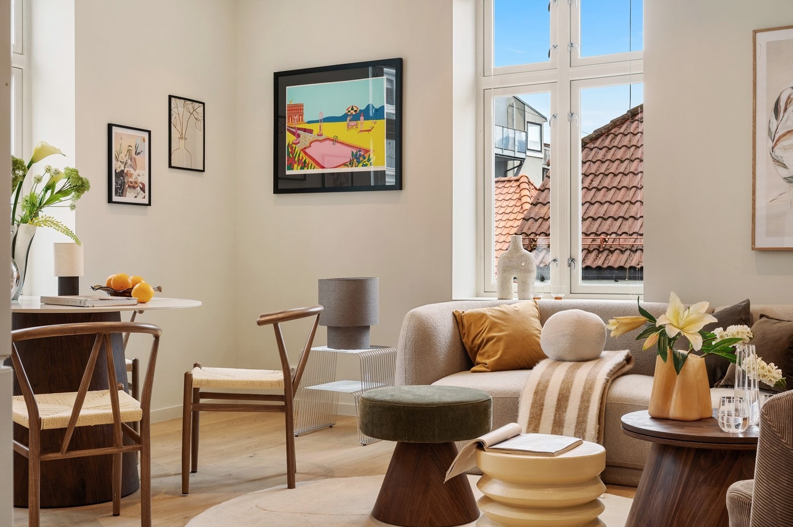 Boligens stue er lys og luftig. Galleribilde