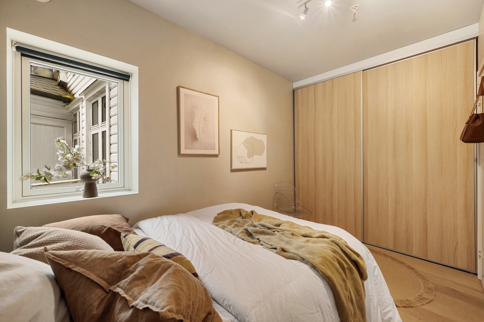 Dette rommet inneholder en stor skyvedørsgarderobe. Galleribilde