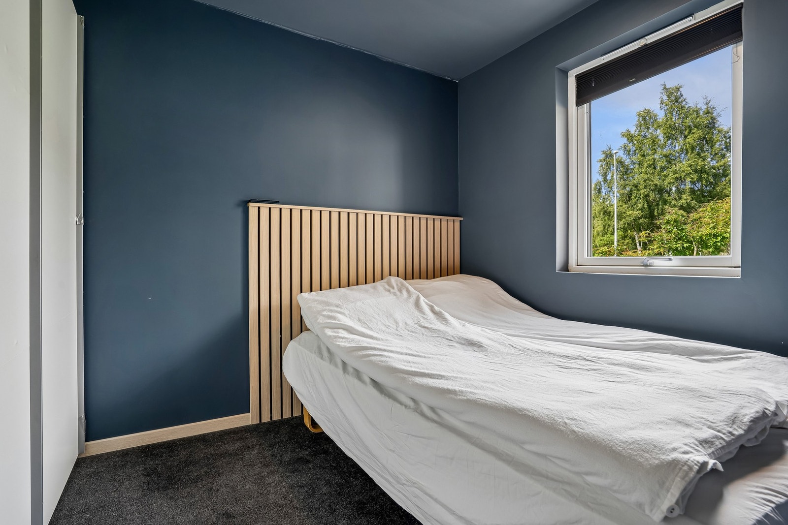 Hovedsoverom med behagelige fargevalg og plass til seng Galleribilde