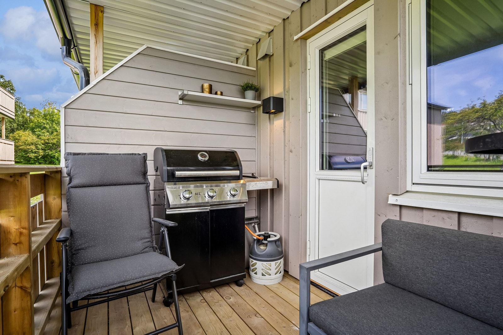 Solrik balkong med god plass til utemøbler og grill. Galleribilde