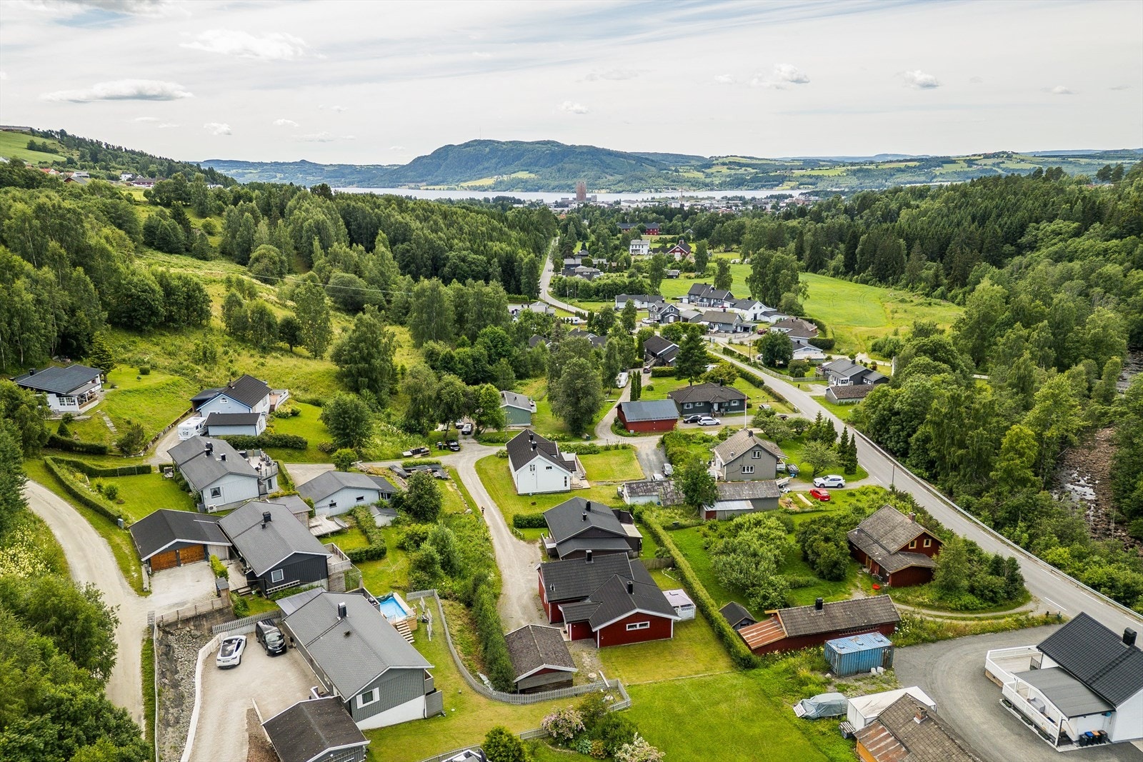 Veien som går forbi er lite trafikkert. Huset ligger også slik til at denne ikke vil merkes stort i det daglige. Galleribilde
