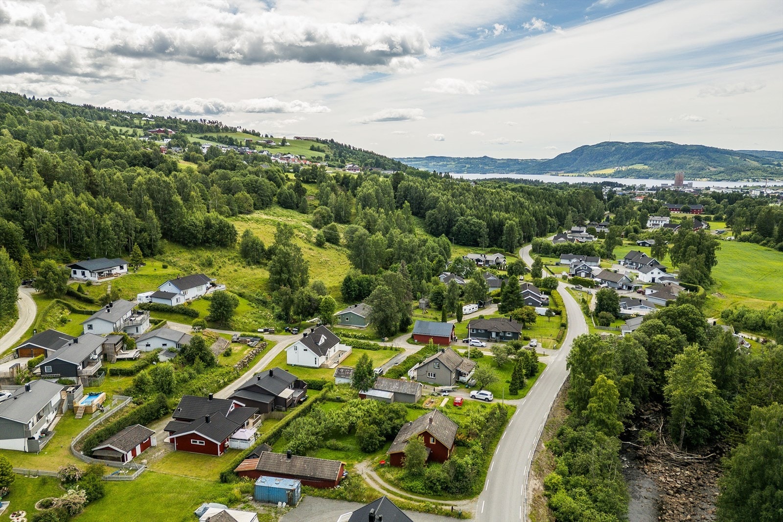 Kort veg inn til Brumunddal sentrum! Galleribilde
