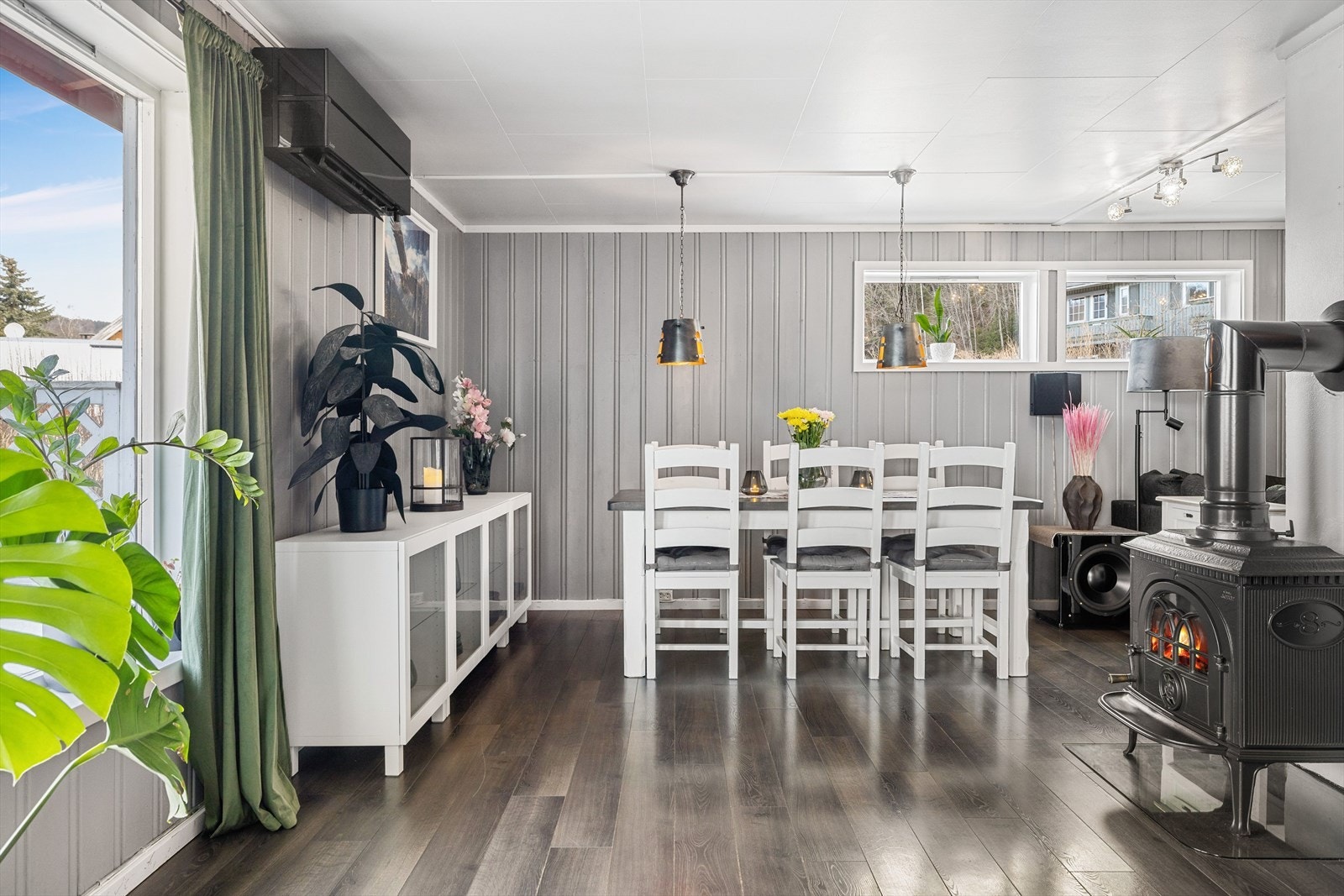 Stua har god plass til spisebord og er utstyrt med både varmepumpe og vedovn. Galleribilde