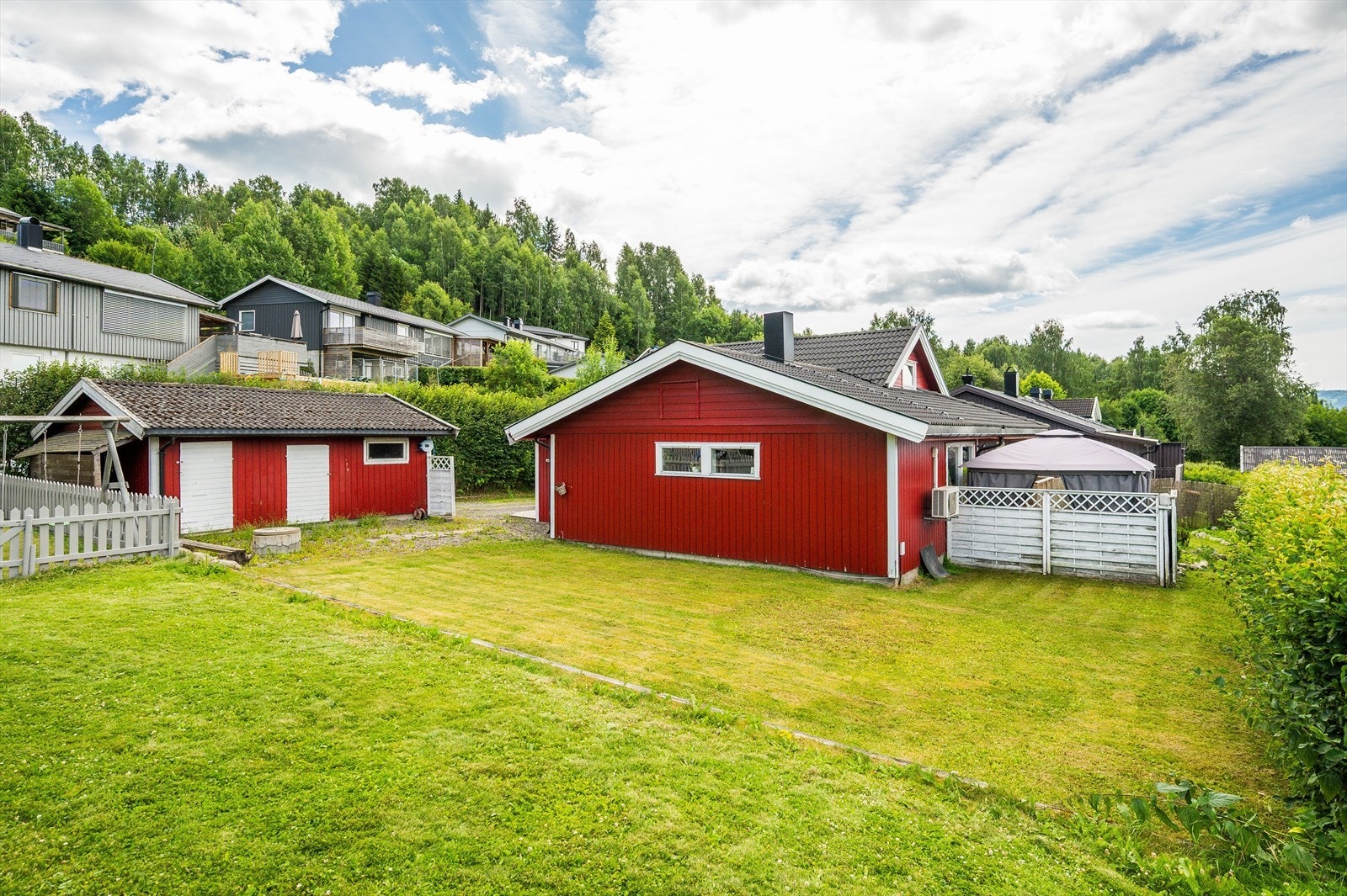 På baksiden av huset fortsetter hagen. Galleribilde
