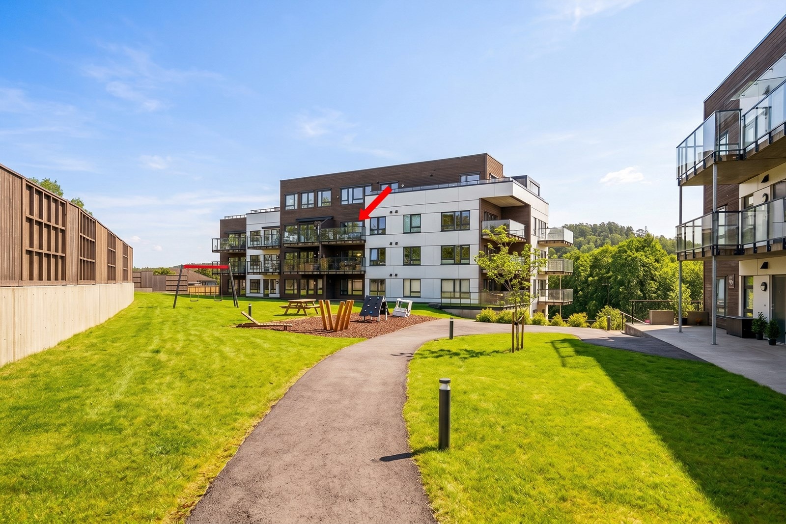 Det medfølger en egen parkeringsplass i byggets parkeringskjeller. Galleribilde