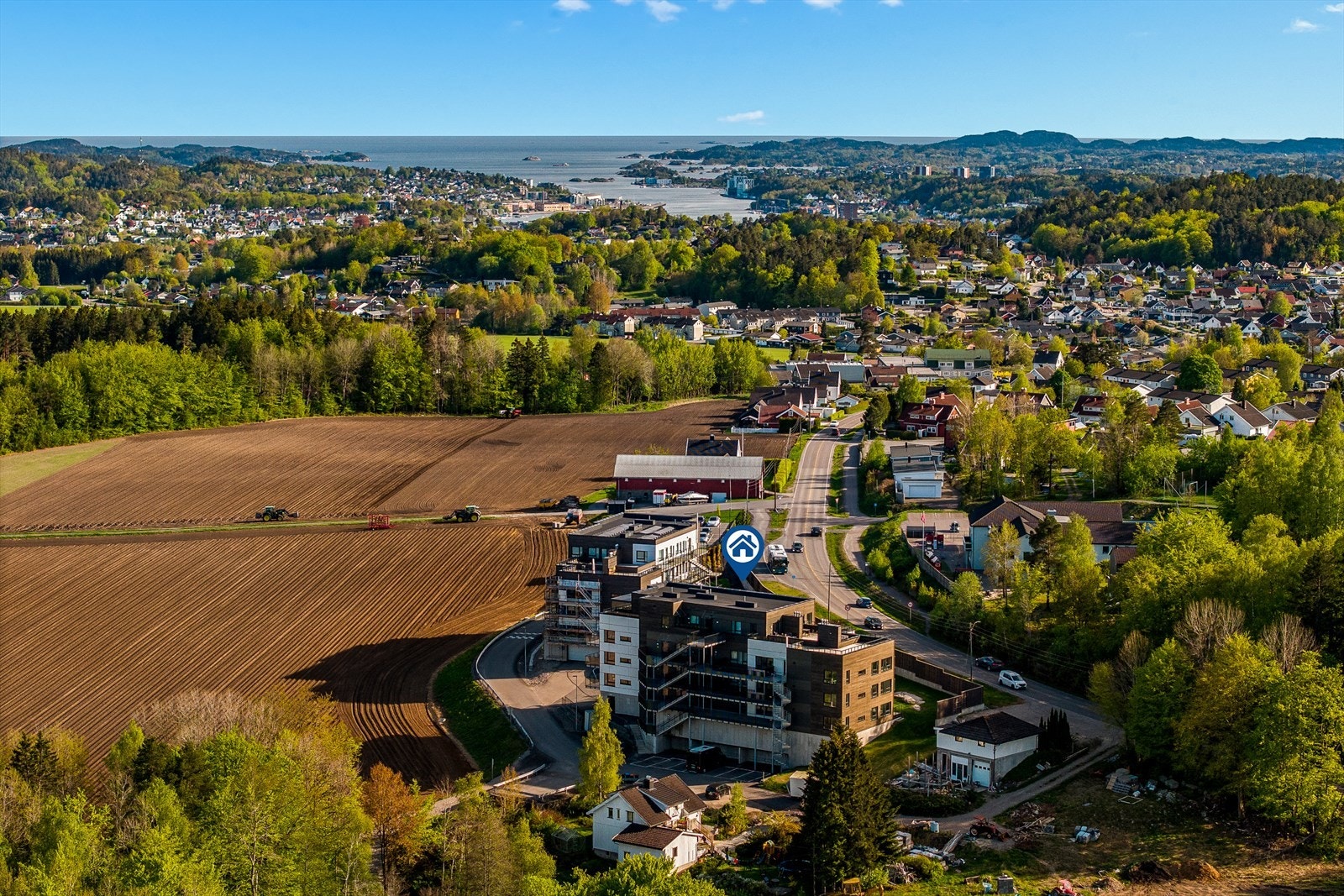 Moderne leilighetskompleks med en attraktiv beliggenhet i et rolig og familievennlig område. Bygget har en stilren fasade med store balkonger som gir flott utsikt over omgivelsene. Galleribilde
