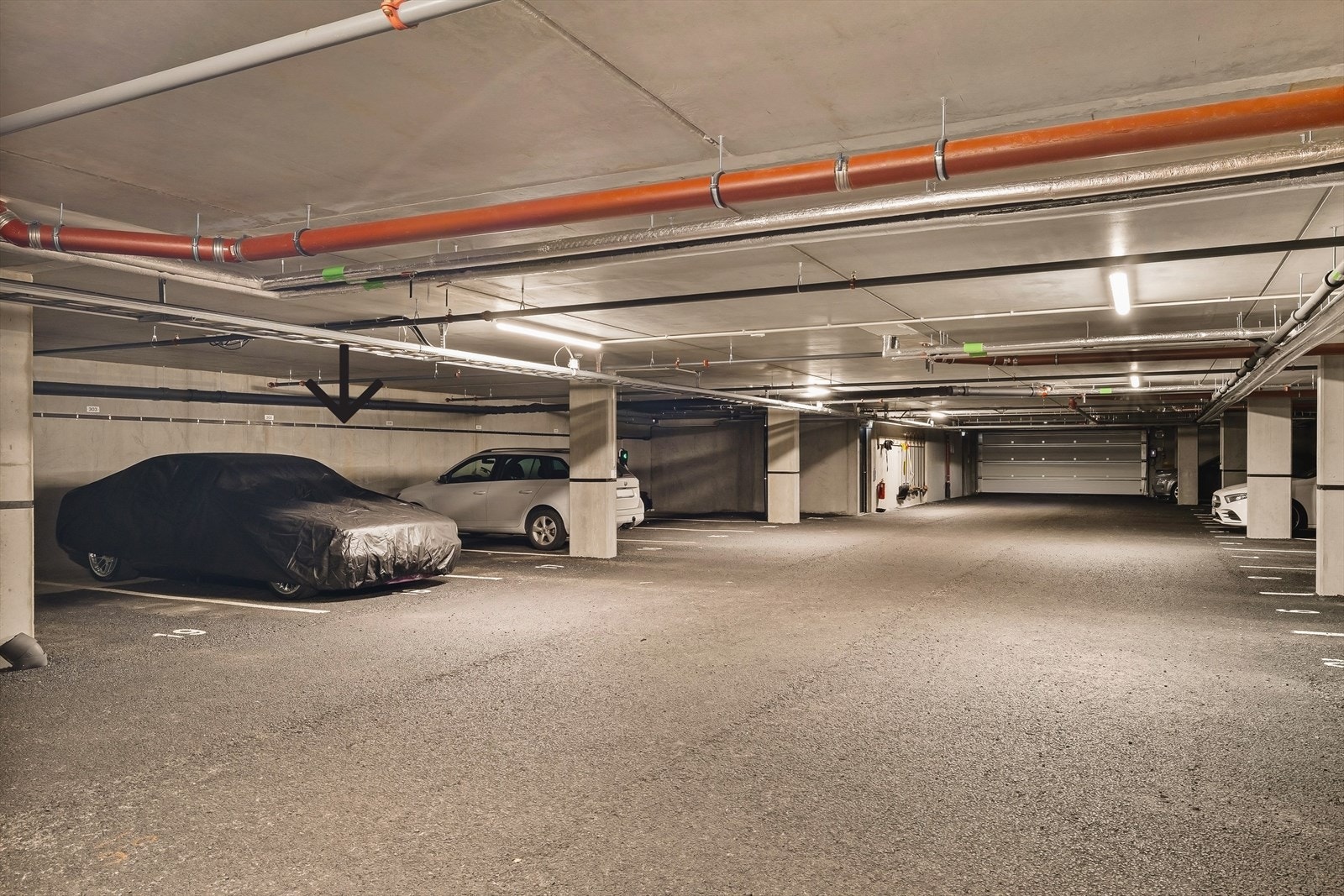 Det medfølger en egen parkeringsplass i byggets parkeringskjeller, som gir praktisk og trygg parkering året rundt Galleribilde