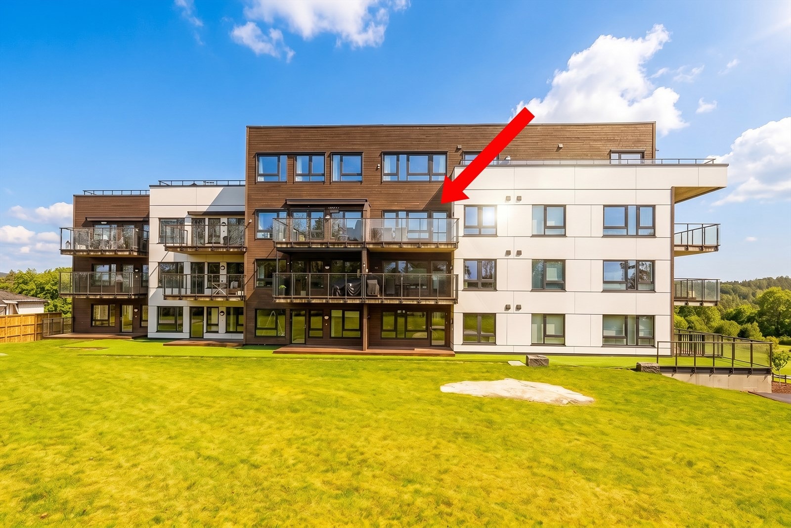 Velkommen inn i en moderne og lys leilighet med gjennomgående god standard og en åpen planløsning som gir en luftig romfølelse. Galleribilde