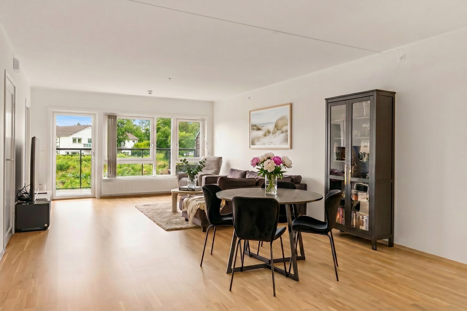 Stuen er et innbydende rom med mye naturlig lys fra store vindusflater. Galleribilde