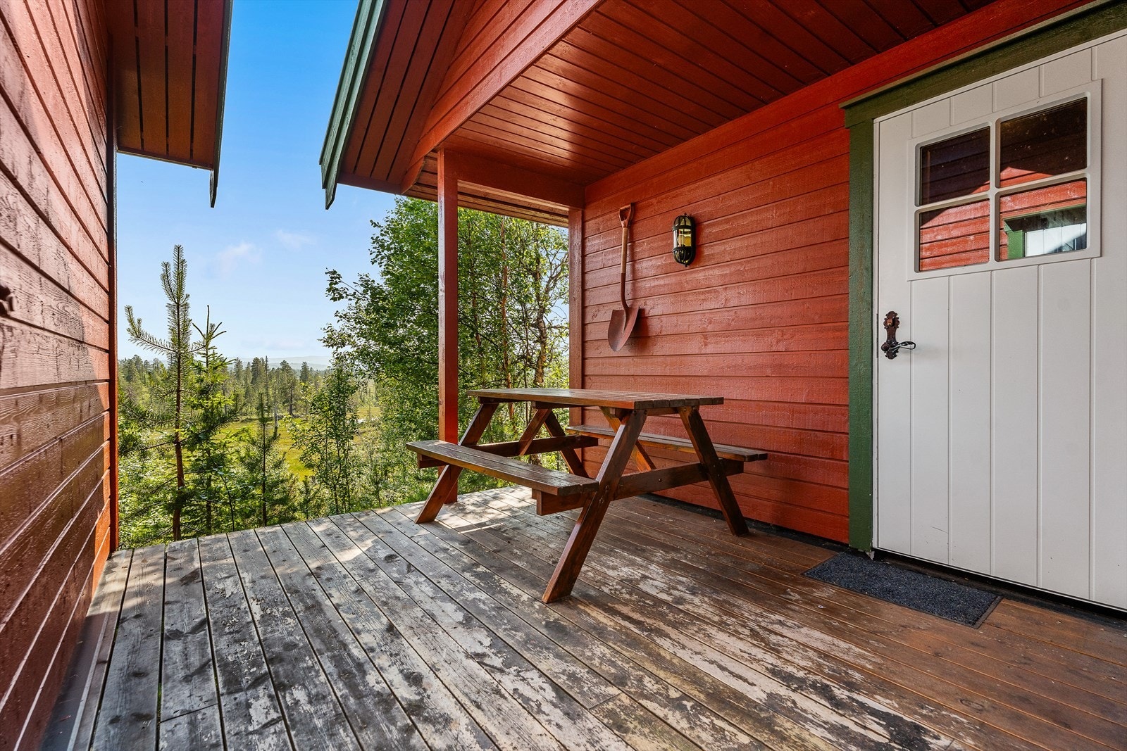 Hytta har et overbygd inngangsparti med terrasse, og en utvendig bod på ca. 6 m² som gir god oppbevaringsplass. Galleribilde