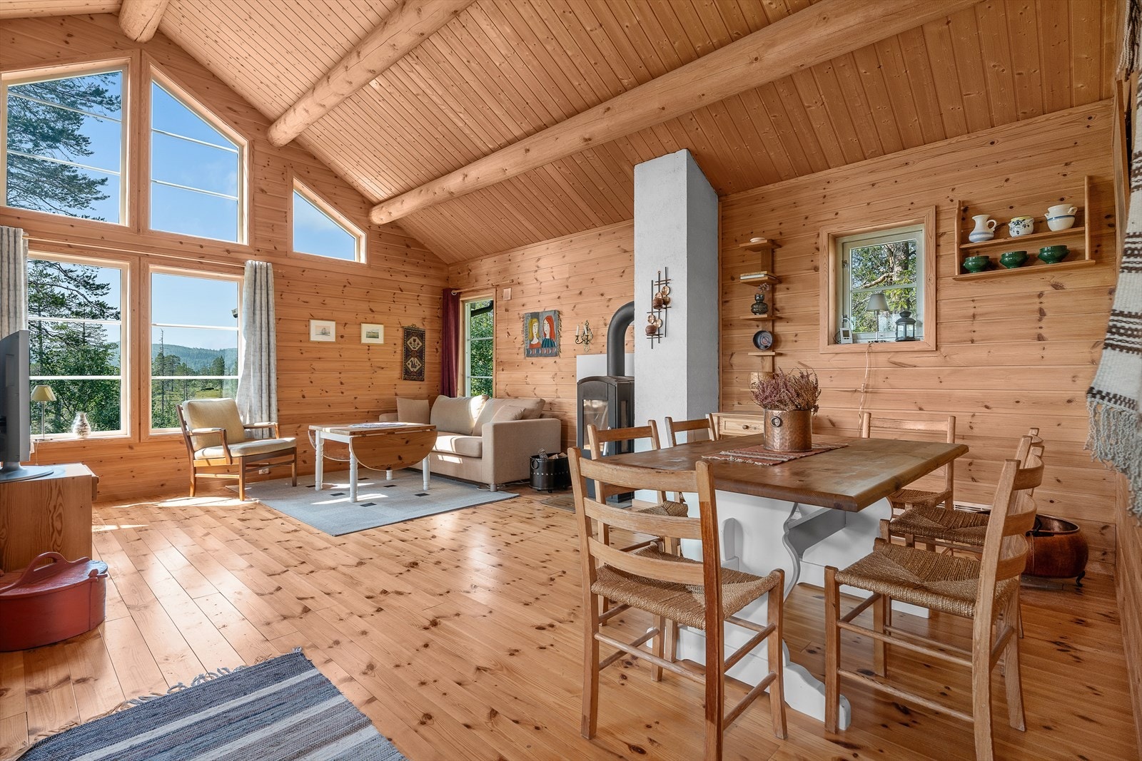 Den romslige stuen er enkel å innrede med naturlige soner og har god plass til både sofagruppe og spisebord. Galleribilde
