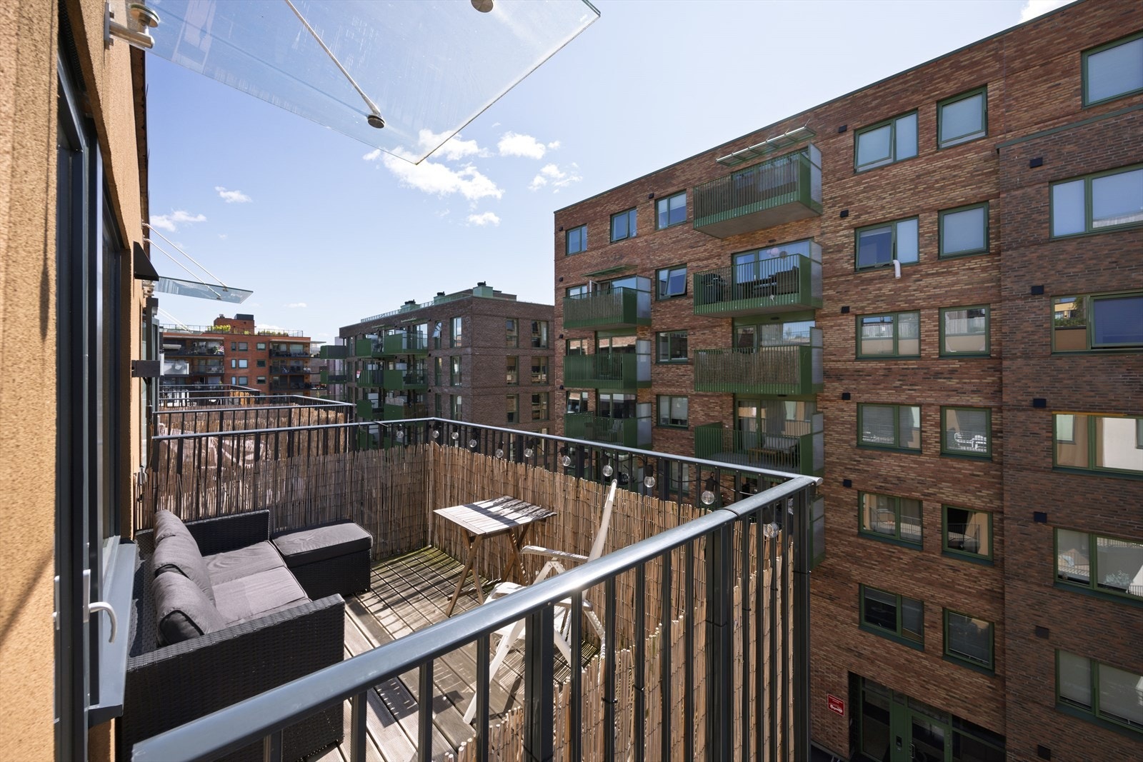 Det er plass til hyggelig balkongmøblement, og det er tillatt med grill. Galleribilde