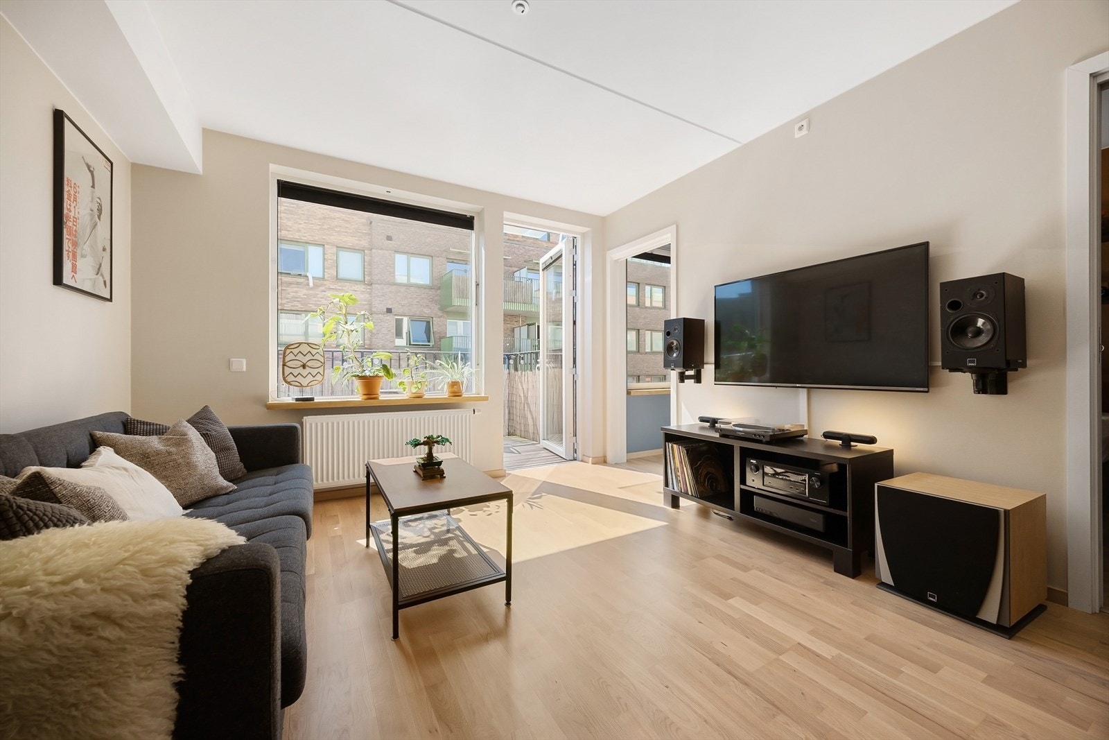 Stuen har naturlige møbleringssoner for både sofa med salongbord og TV. Galleribilde