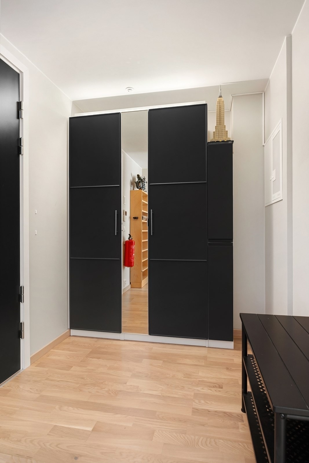 Smart garderobeløsning i entréen med Philips Hue LED-stripe som medfølger, her er det god plass til å henge fra seg yttertøy. Galleribilde
