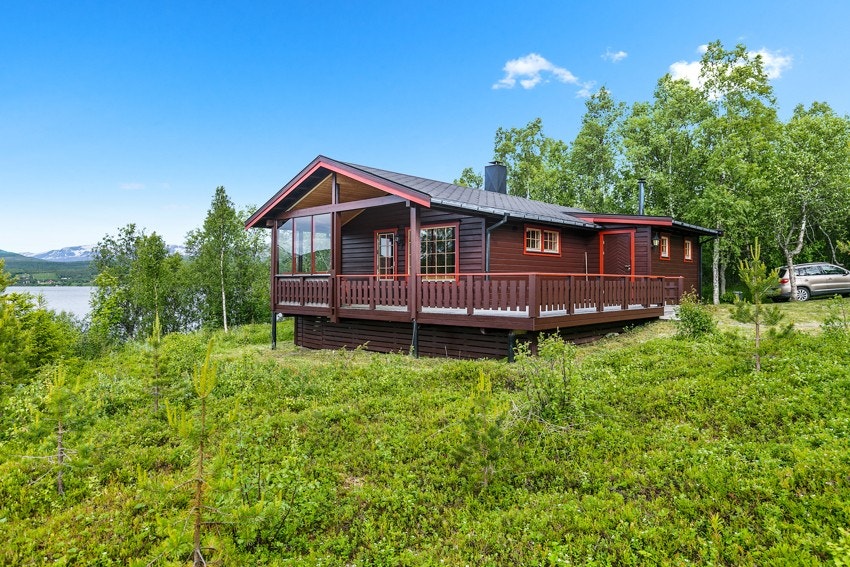 En flott fritidsbolig med idyllisk beliggenhet like ved sjøen!