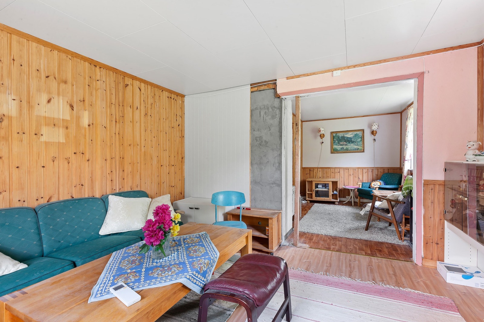 Stuen er delt inn i to rom Galleribilde