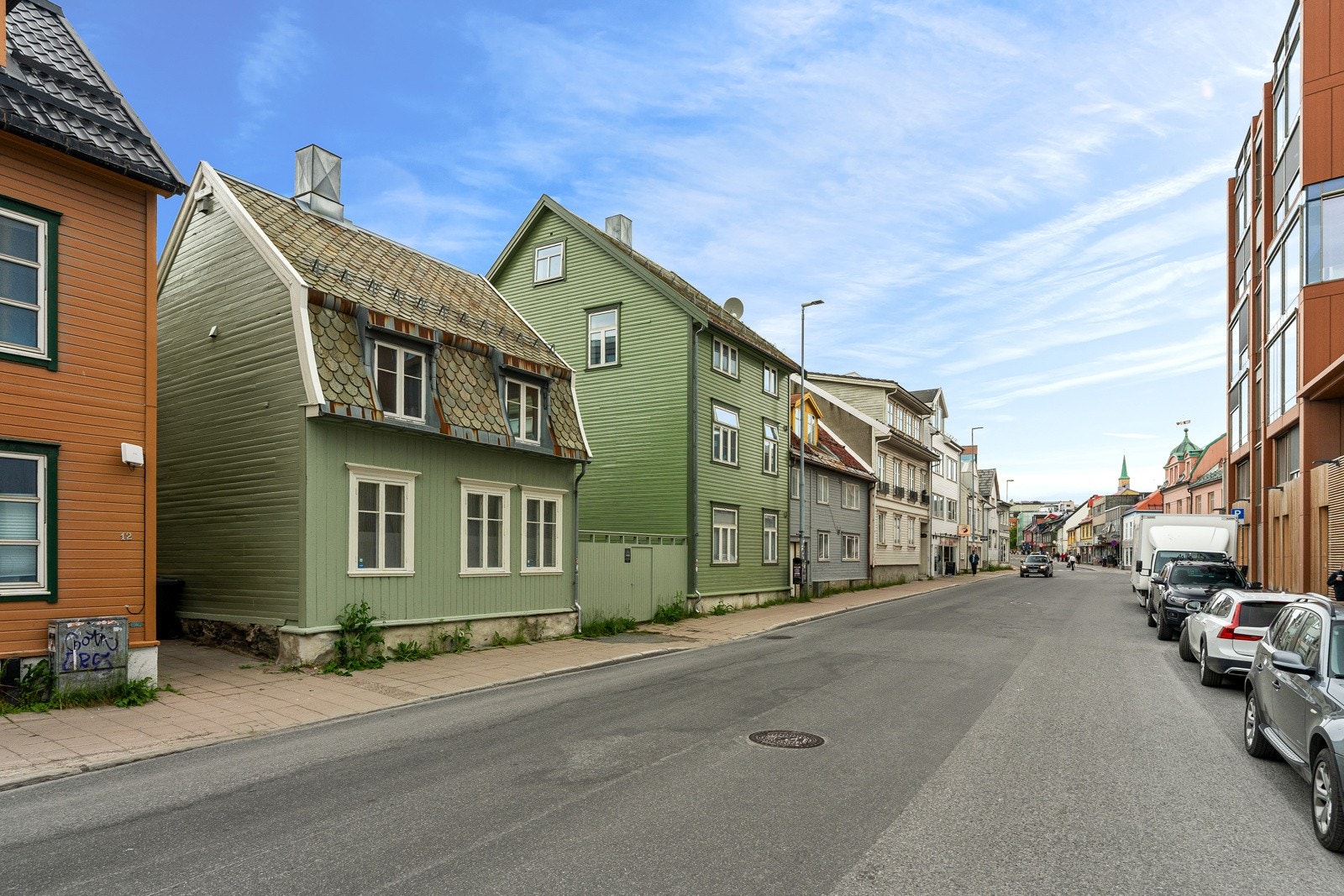 Leiligheten har utmerket beliggenhet i en rolig bakgård, sør i Tromsø sentrum - med gåavstand til "alt"!
