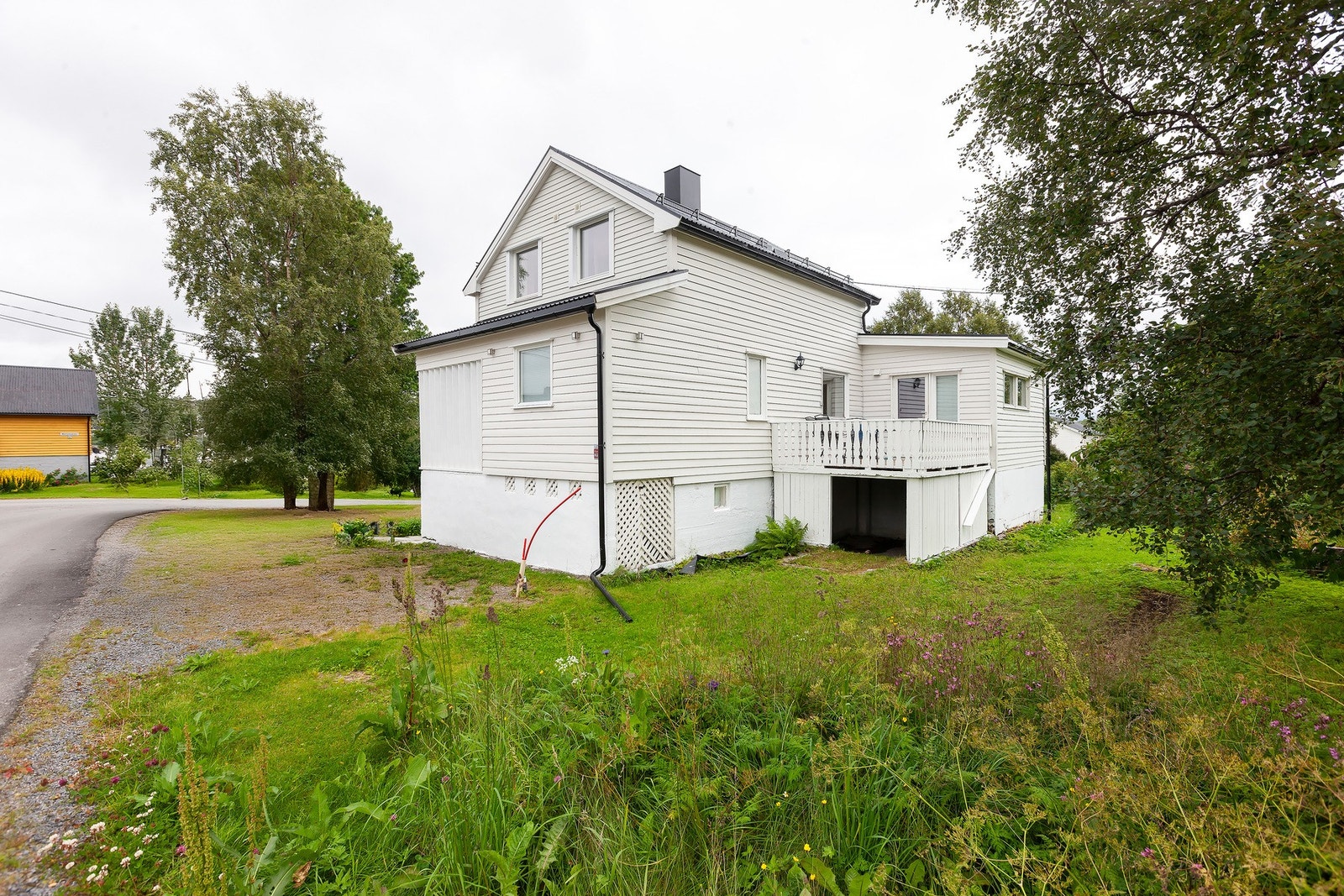 Under veranda er det plass til å lagre sykler og annet sportsutstyr Galleribilde