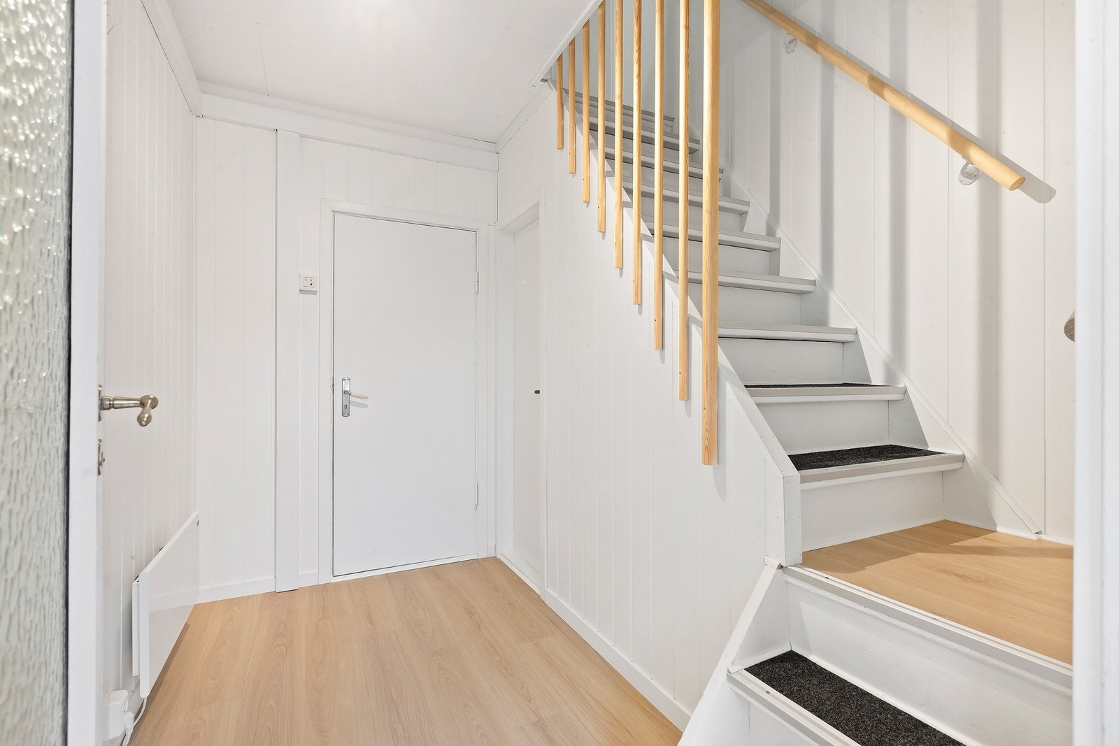 Hall med trapp til loftetasje Galleribilde