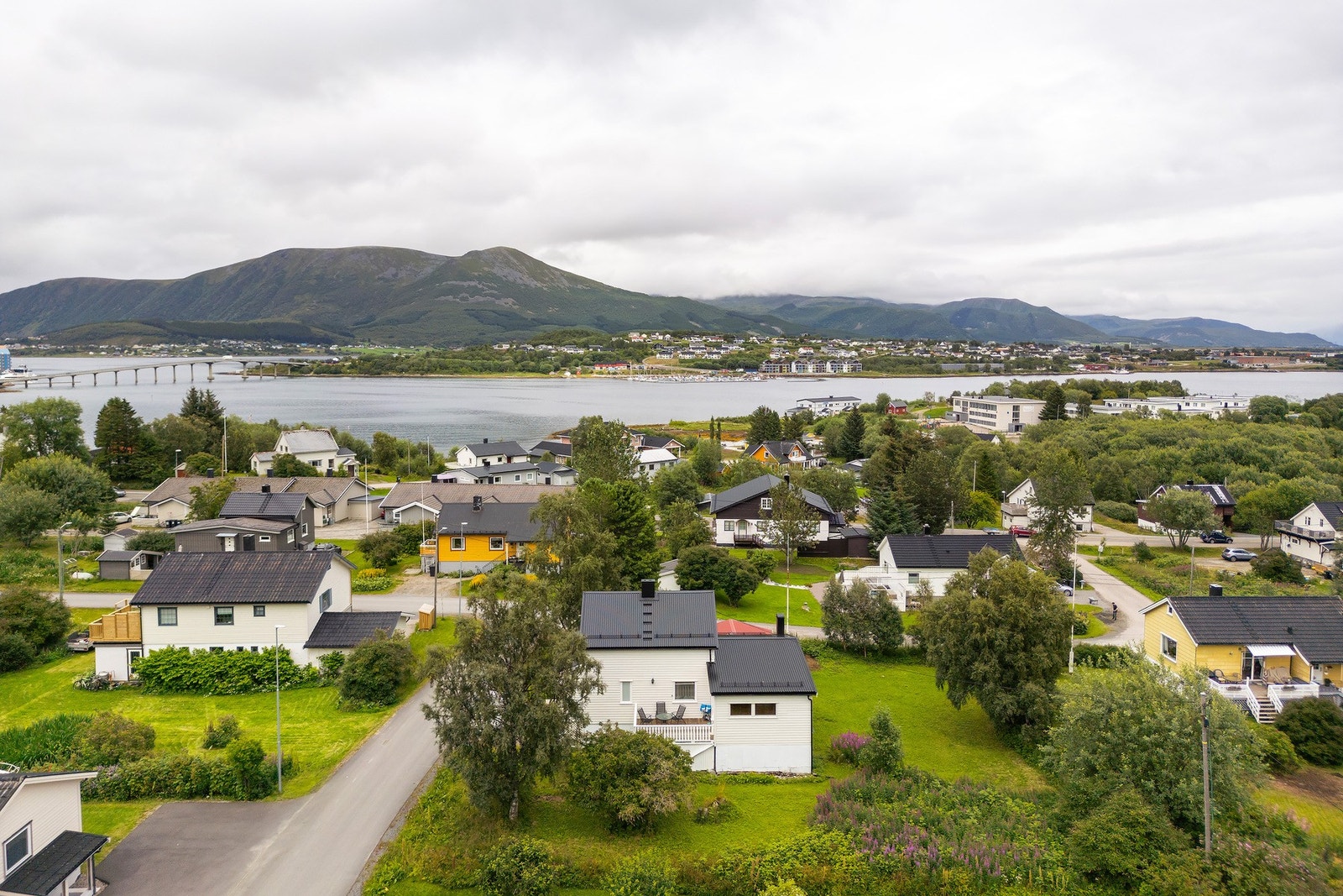 Fra eiendommen er det kort vei til både treningsenter, dagligvarebutikk og øvrige fasiliteter Galleribilde