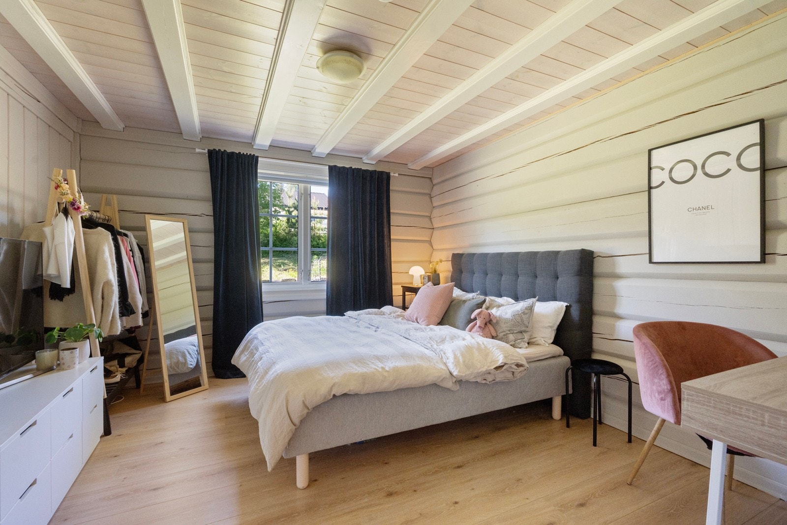I tillegg til hovedsoverommet finnes 2 soverom som passer perfekt som barnerom / gjesterom / kontor. Galleribilde