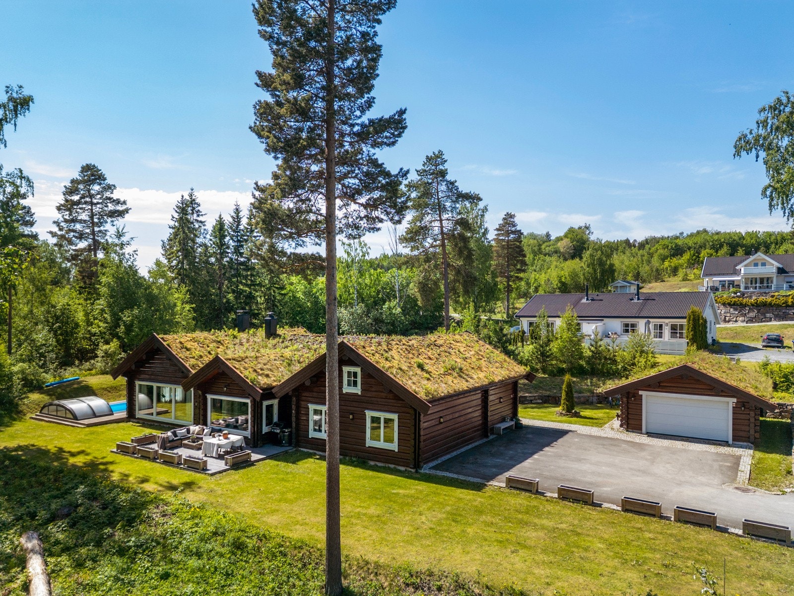 Dette er en sjelden mulighet til å sikre seg en eksklusiv tømmerbolig med særpreg, høy bokomfort og flotte uteområder. Galleribilde