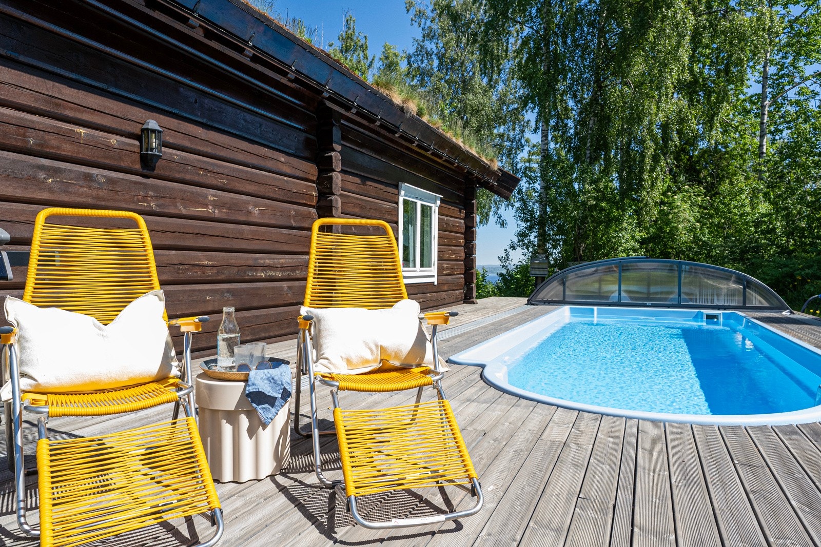Den store terrasseplattingen med svømmebasseng skaper en privat oase for sommerdager med familie og venner. Galleribilde