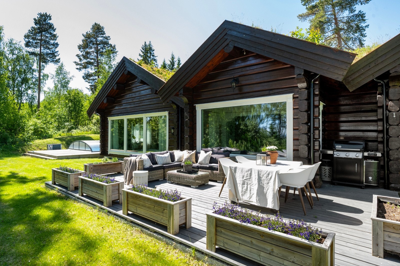 Terrassen byr på gode solforhold og danner en naturlig forlengelse av oppholdsarealene i sommerhalvåret. Galleribilde