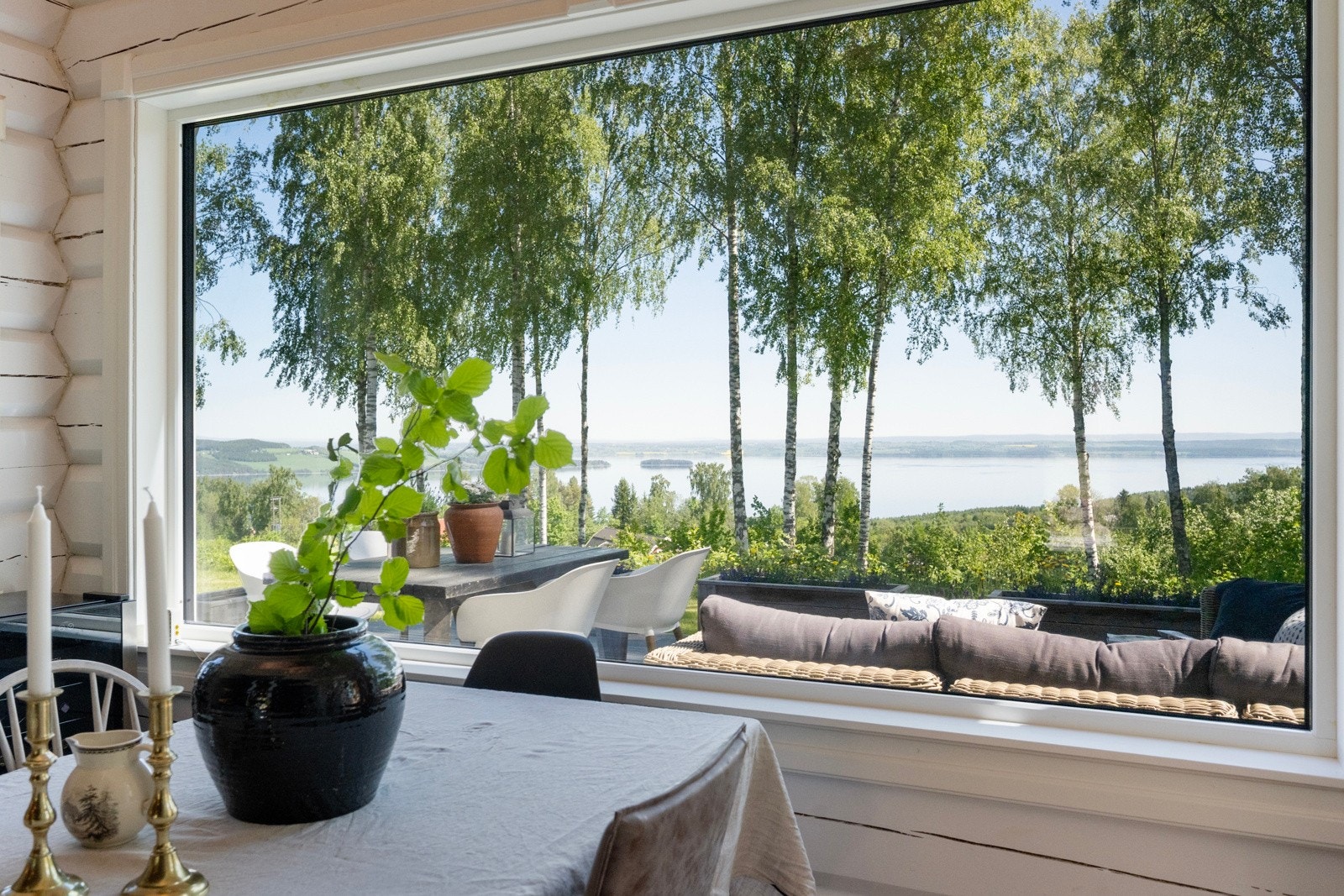 Ved spiseplassen kan du nyte måltidene med vakker utsikt mot Mjøsa. Galleribilde