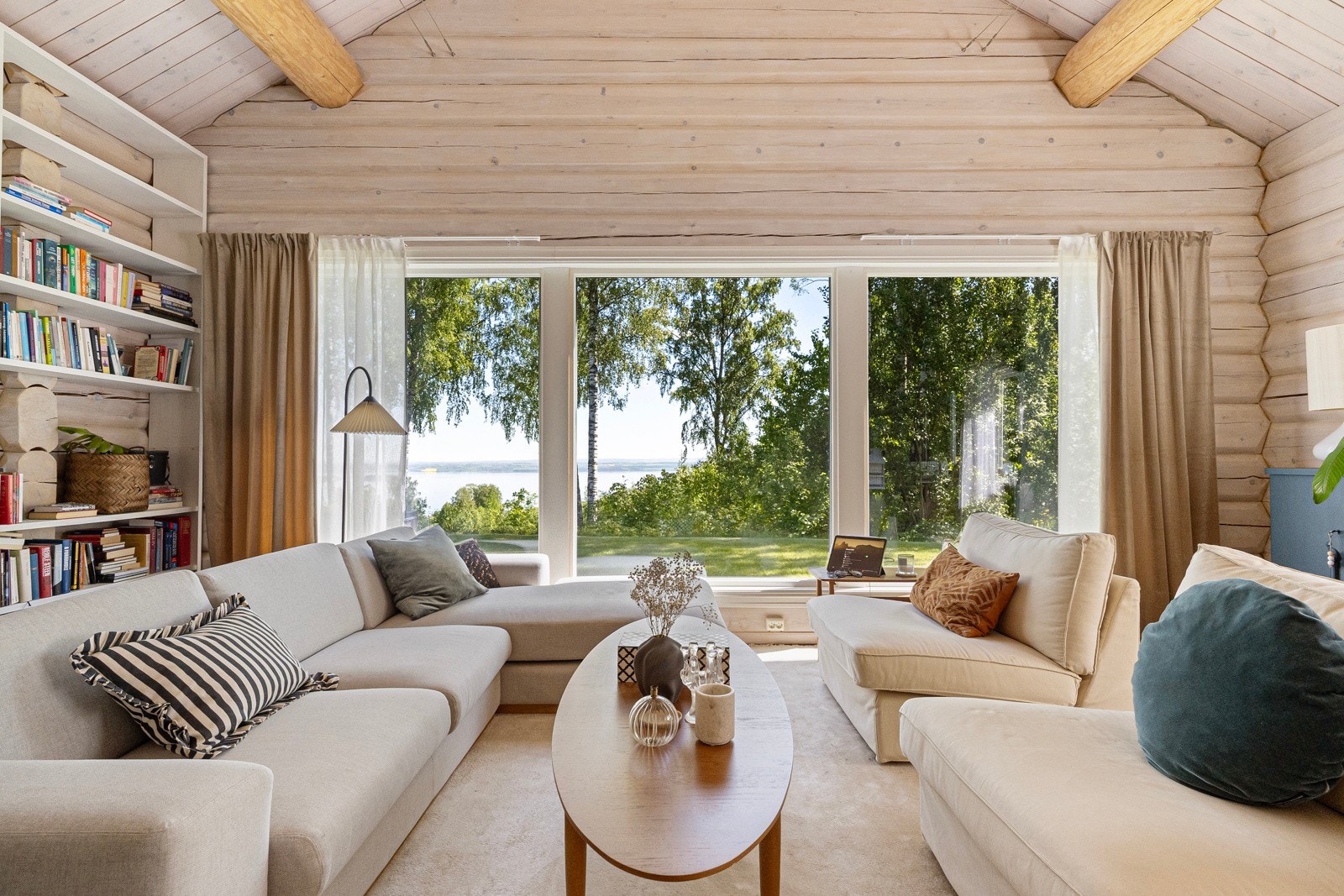 Store vindusflater slipper inn rikelig med naturlig lys og skaper en lys, luftig og innbydende atmosfære, samtidig som de fremhever den flotte utsikten mot Mjøsa. Galleribilde