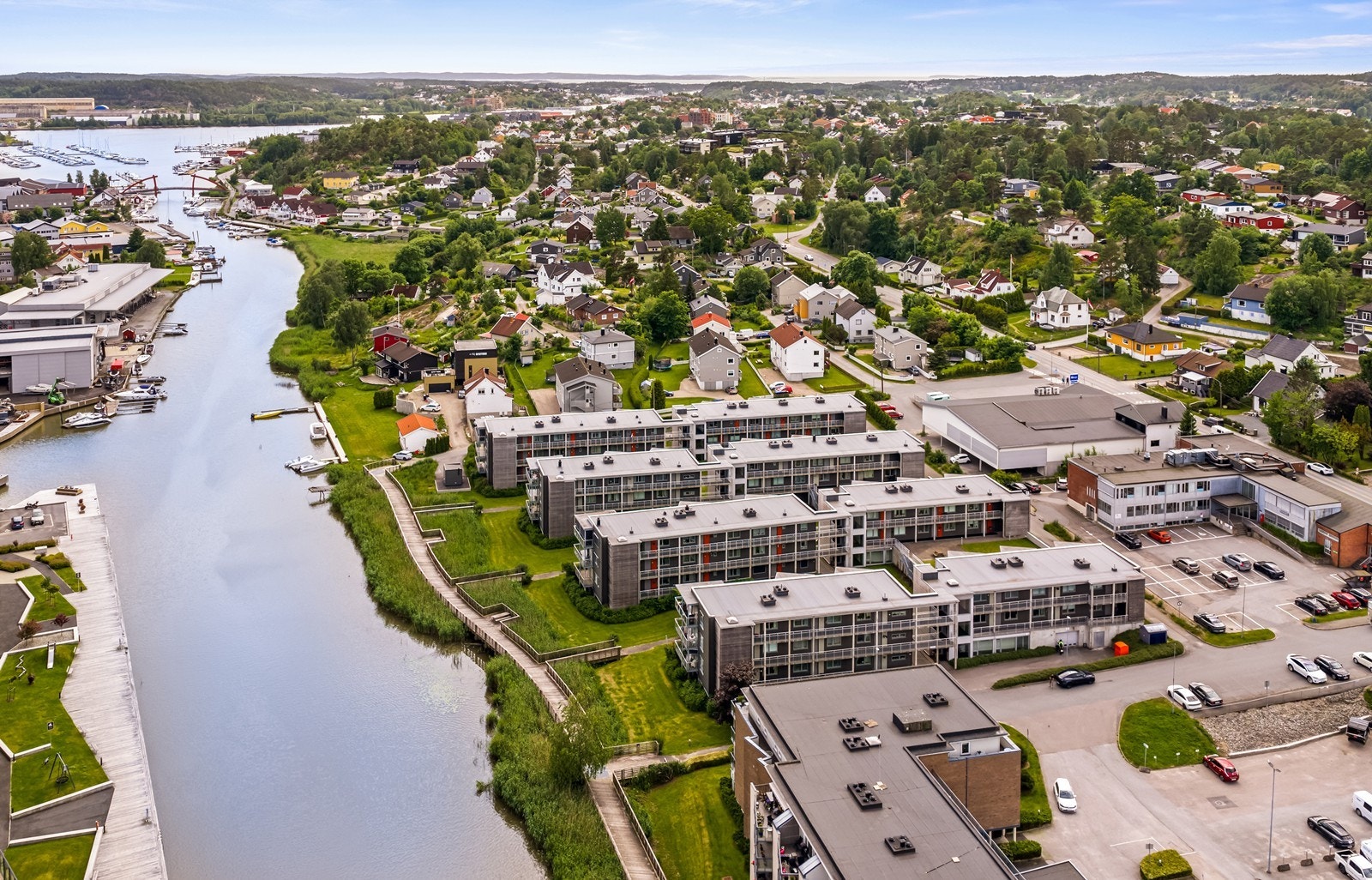 Eiendommen har en attraktiv beliggenhet langs Seutelva på Gressvik. Galleribilde