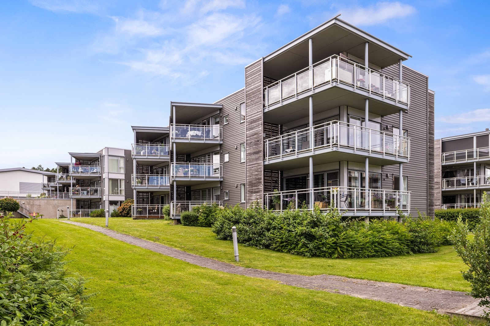 Bygget er fra 2008 og er en del av Ørebekkstranda Borettslag, tilknyttet OBOS. Galleribilde