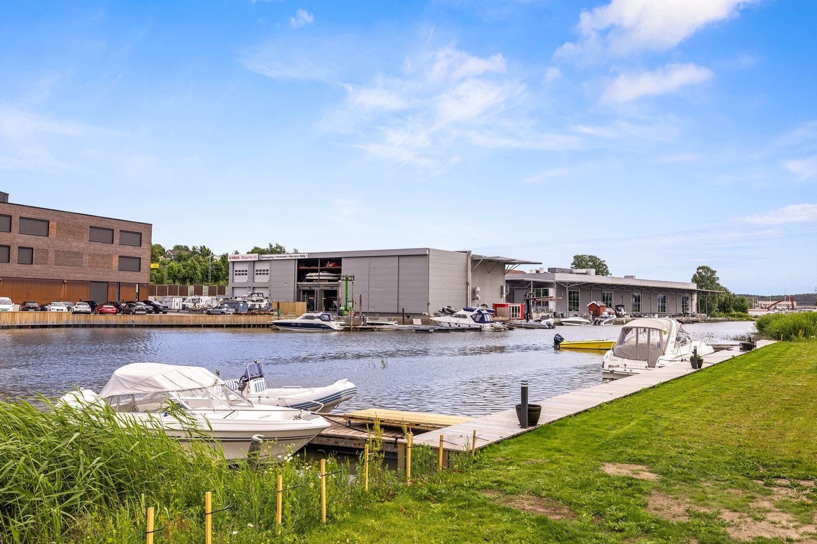 Maritime omgivelser med båtliv og bryggeanlegg i umiddelbar nærhet. Galleribilde