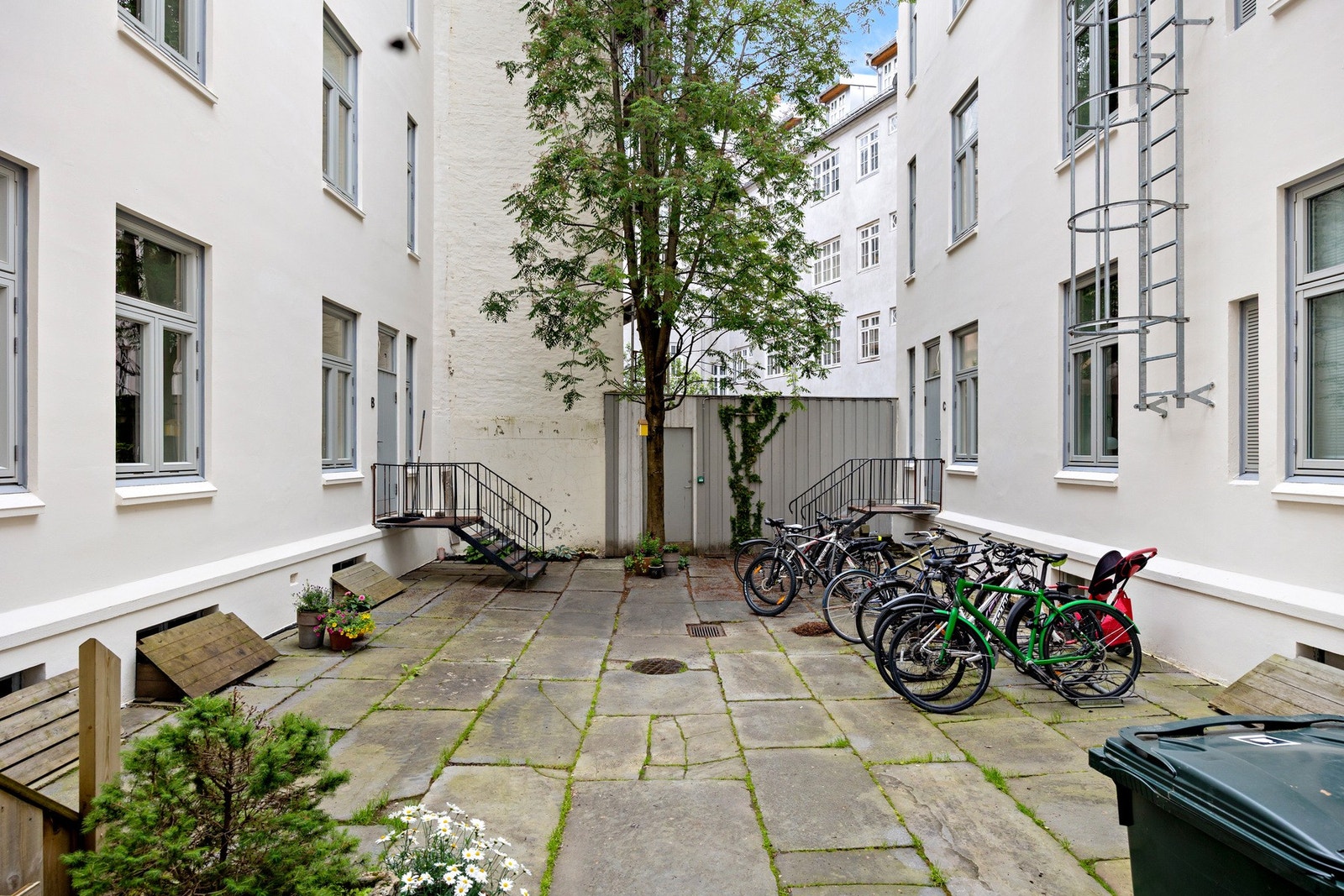 Rolig bakgård med passende plass for sykkel. Galleribilde