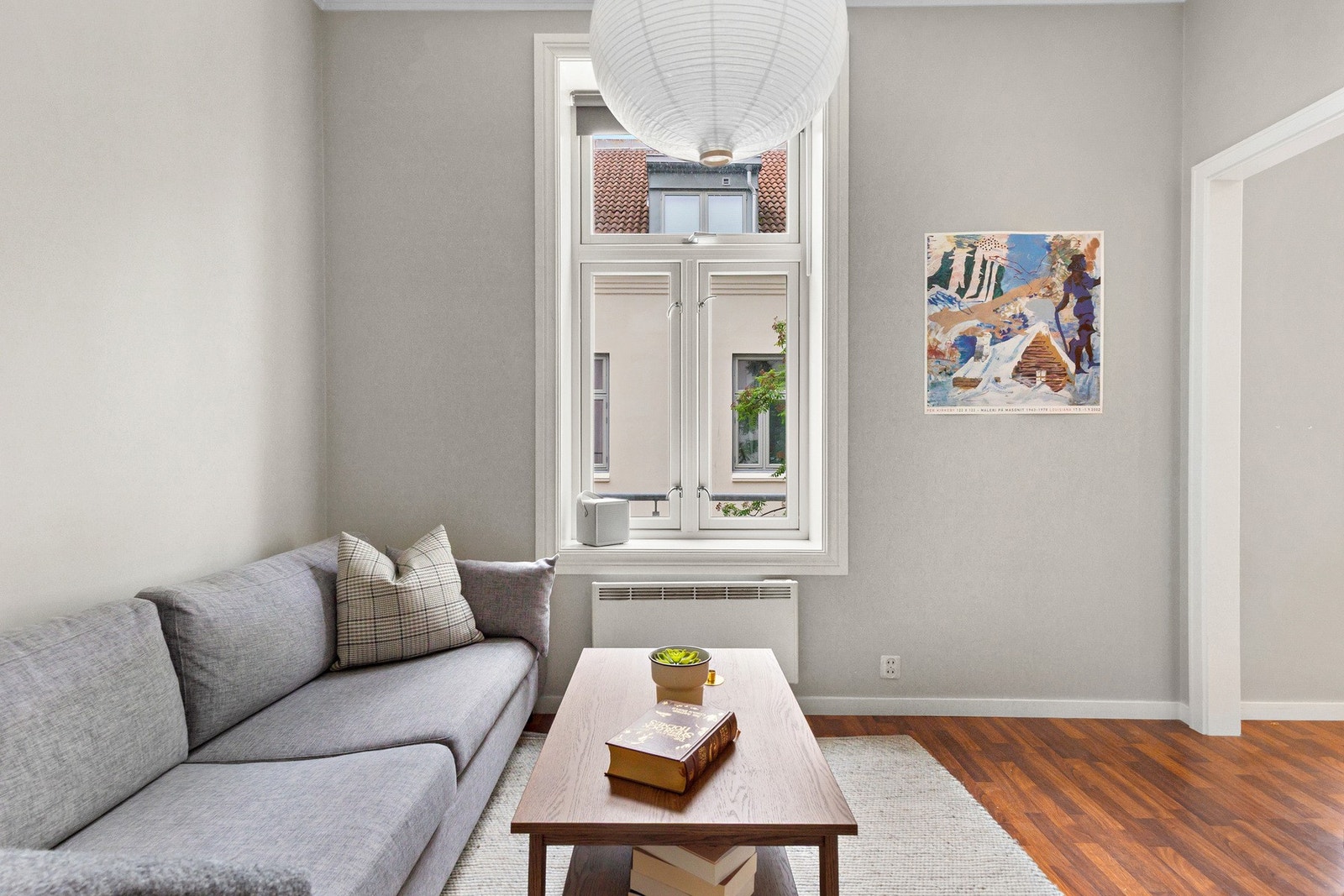 Store vindusflater og dyp vinduskarm. Galleribilde
