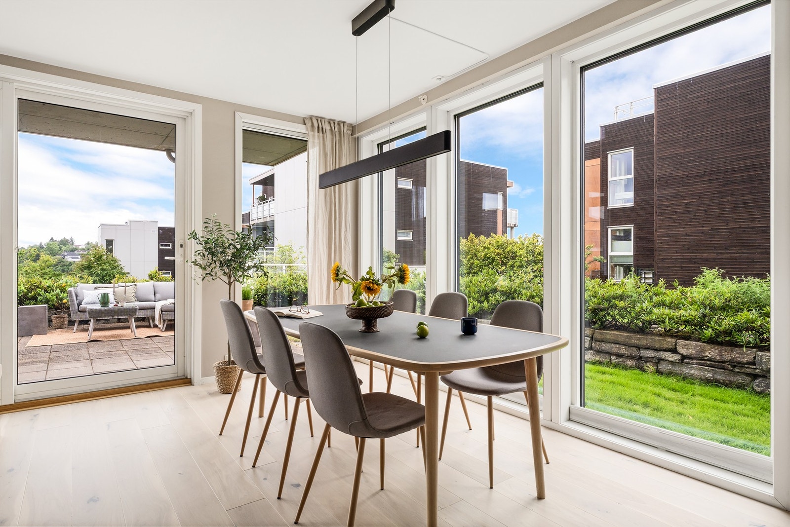Legg merke til de store vindusflatene som slipper inn rikelig med naturlig lys. Galleribilde