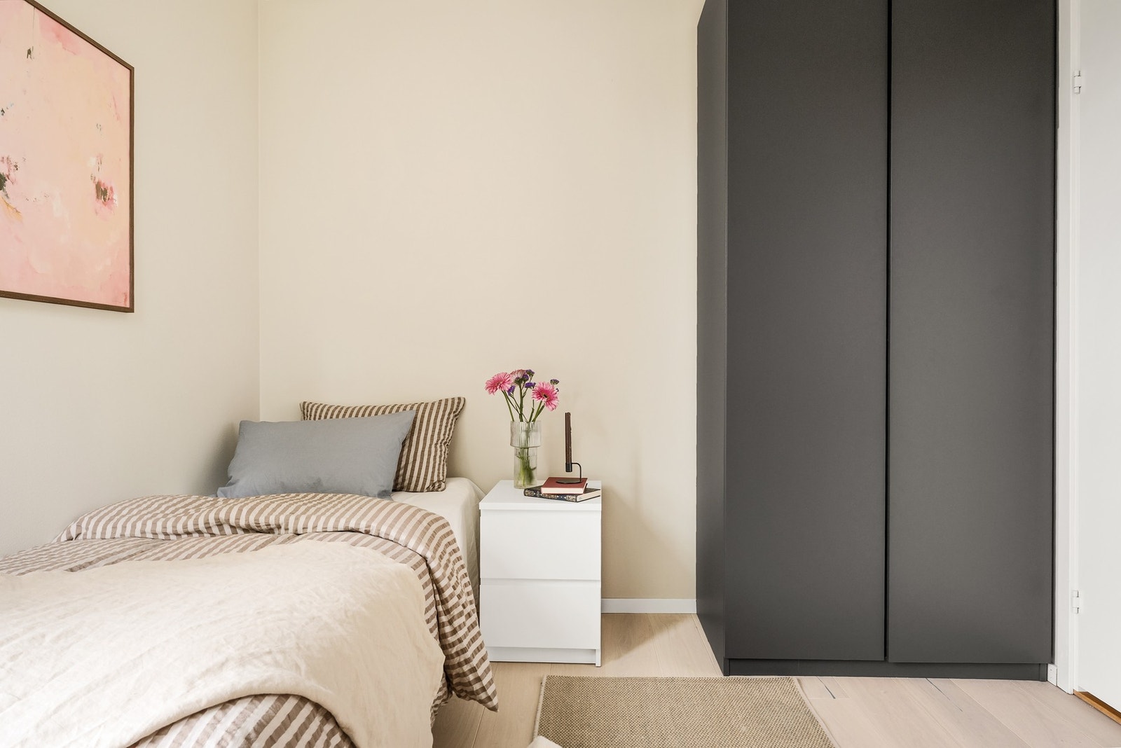 Det andre soverommet måler 9 kvm og har plass til seng, garderobe og skrivebord. Galleribilde