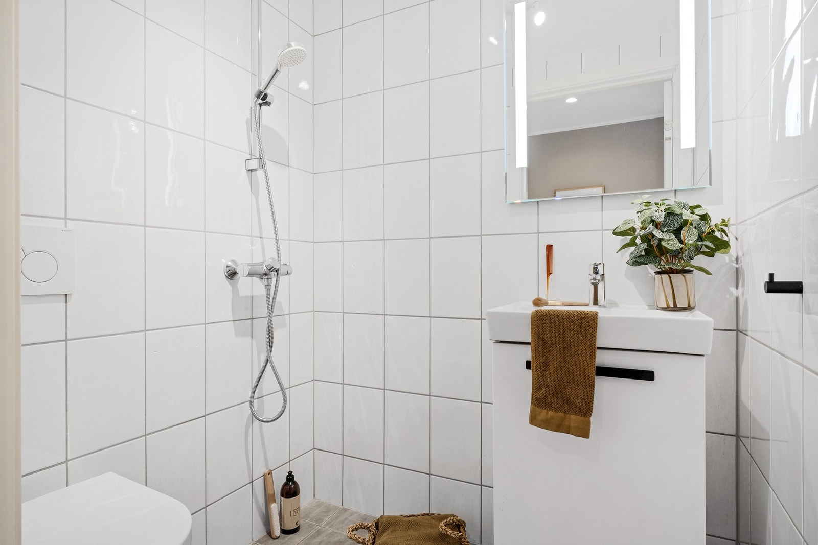 Det å ha to bad gir en komfortabel hverdag for både par, familier og de som ønsker et ekstra gjestebad. Galleribilde