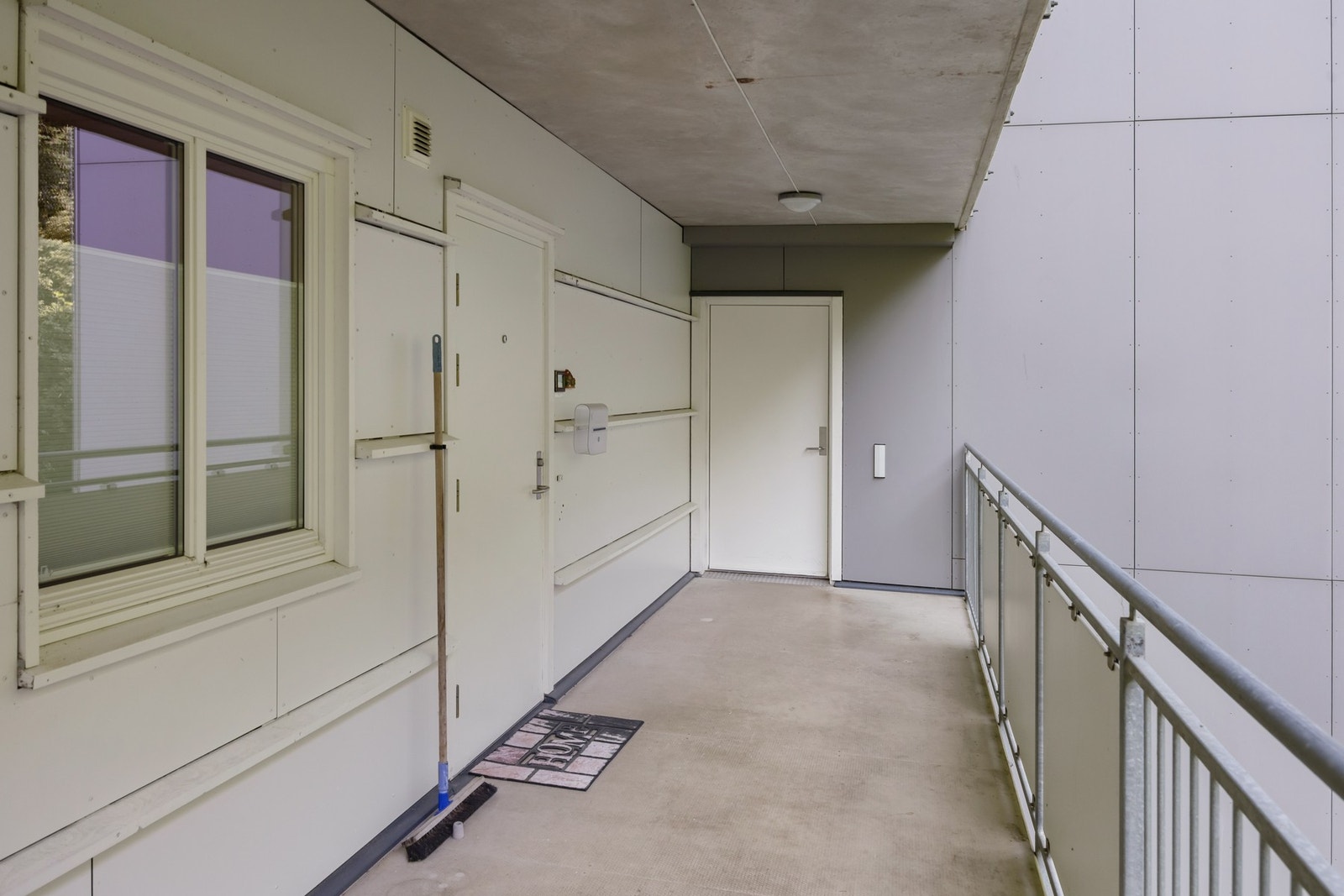 Overbygd inngangsparti. Innvendig heis går helt ned til p-kjelleren Galleribilde